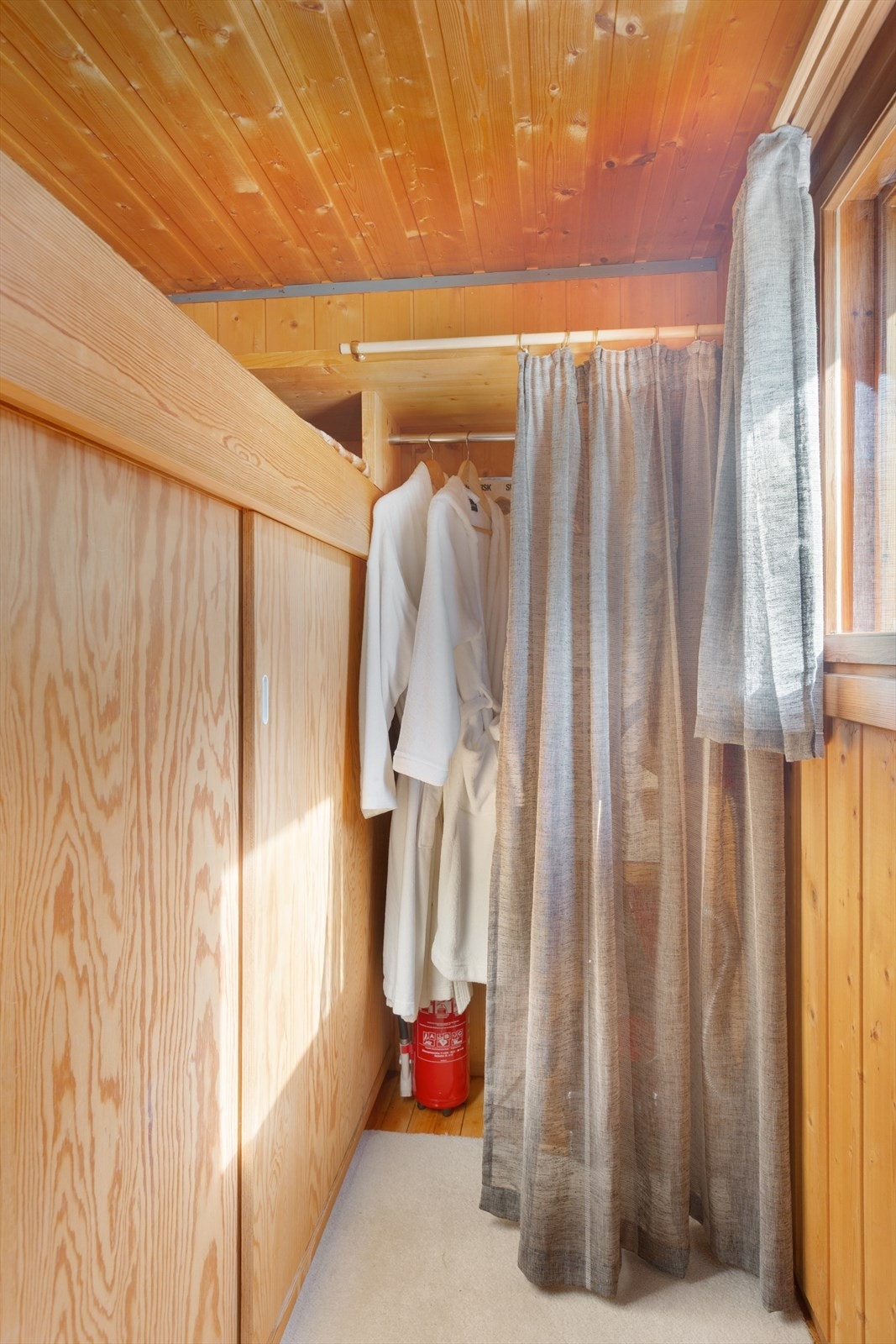 Oppå skapet til venstre er det en enkeltseng. Galleribilde