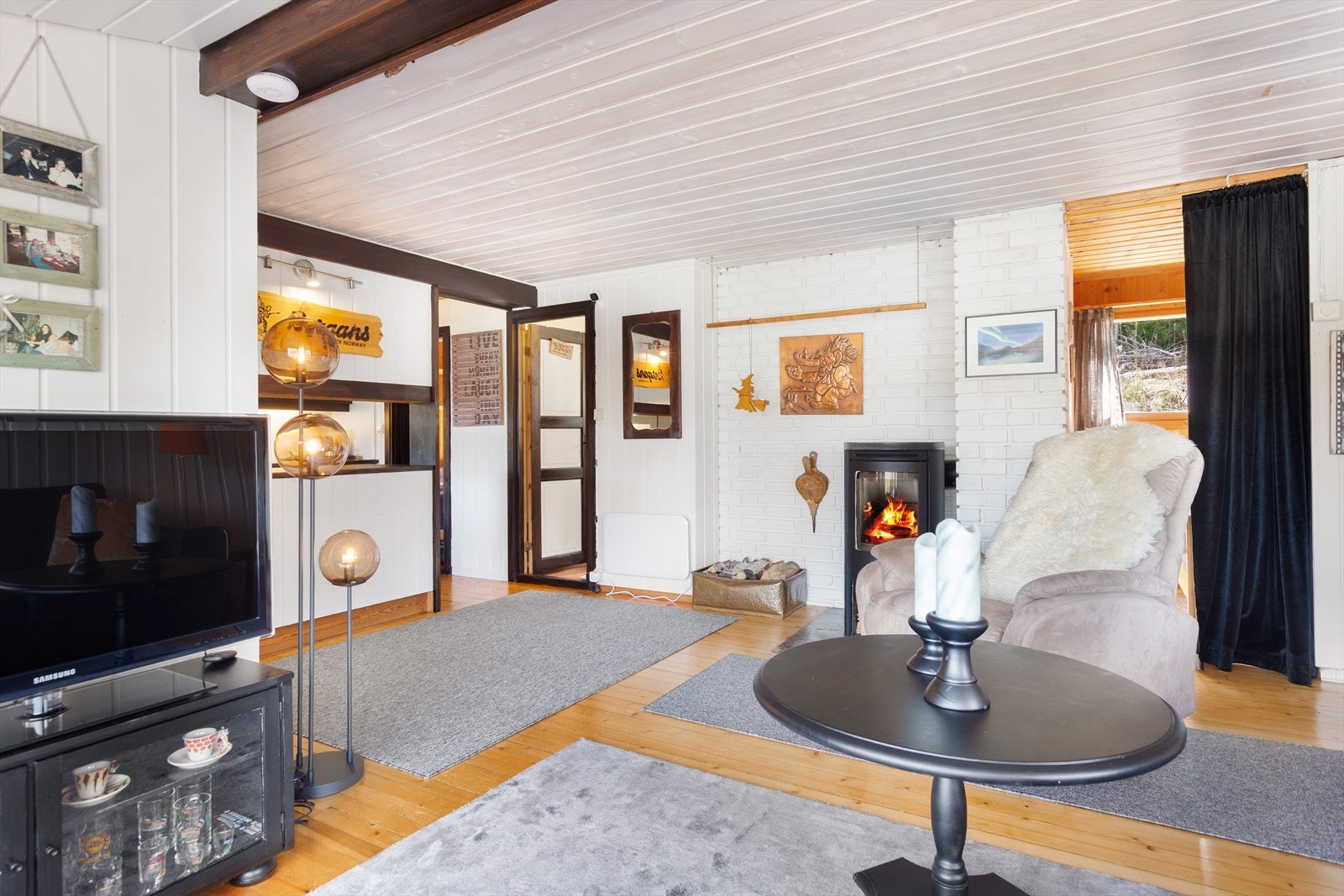 Peisovnen er sentralt plassert i rommet for hygge og varme. Galleribilde