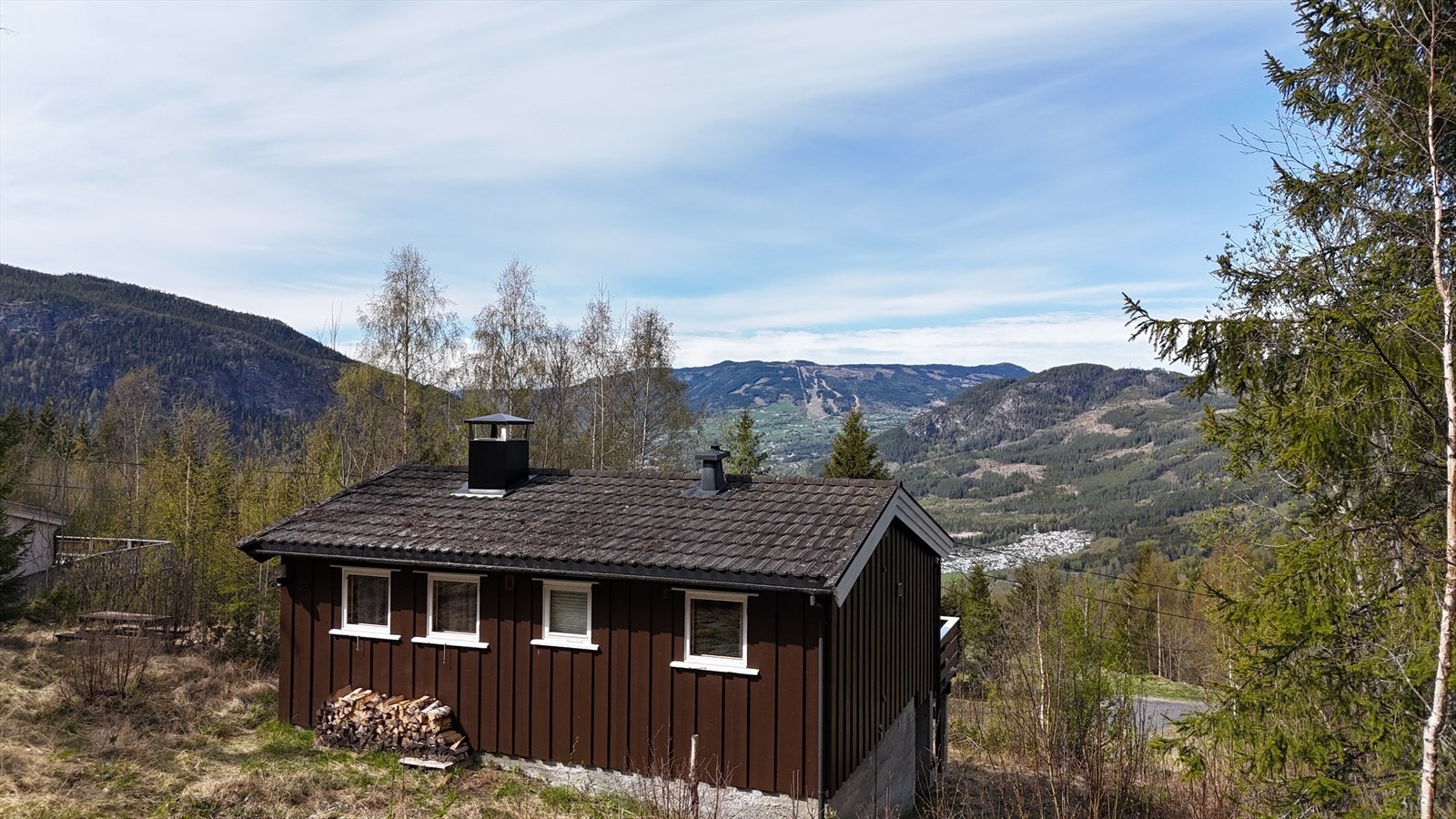 En fritidseiendom beliggende øverst i Liagardane i en liten hyttegrend. Galleribilde