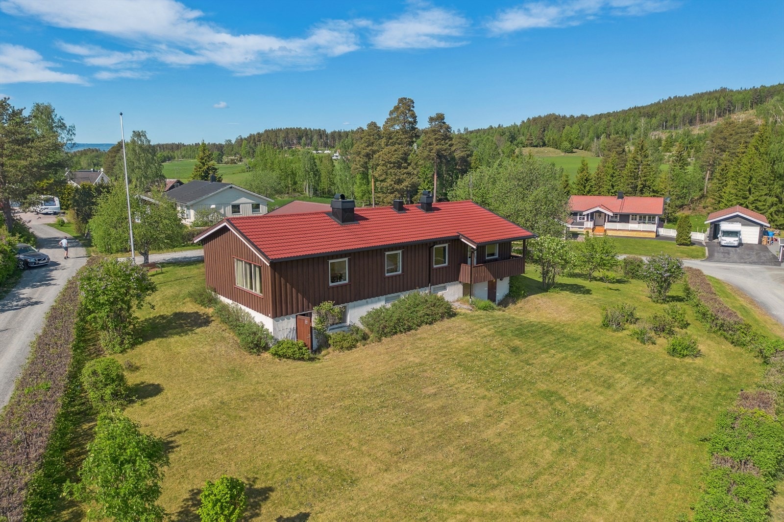 Tallholen 29 er en innholdsrik enebolig beliggende i et barnevennlig og etablert boligområde i Romedal. Galleribilde