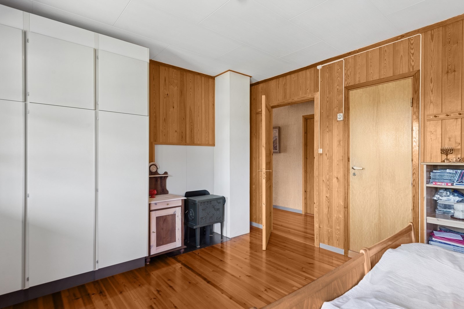 Soverom med peis og skap. Galleribilde