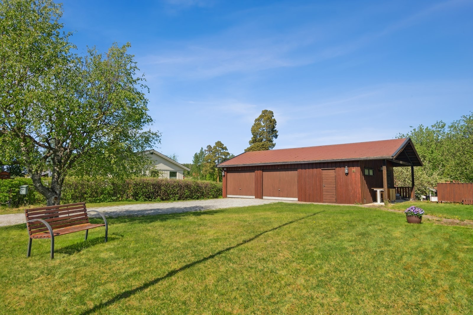 Eiendommen har adkomst via gruset gårdsplass, hvor det er tilgang til parkering i dobbelgarasje. Galleribilde