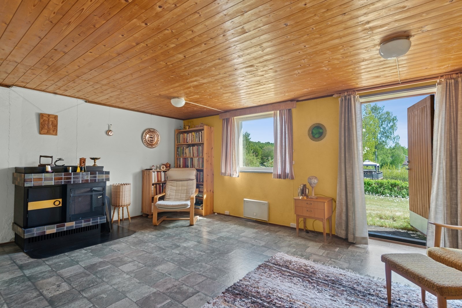 Her er det god plass til sofagruppe og tilhørende møblement, og har oppvarming via peis og panelovner. Galleribilde