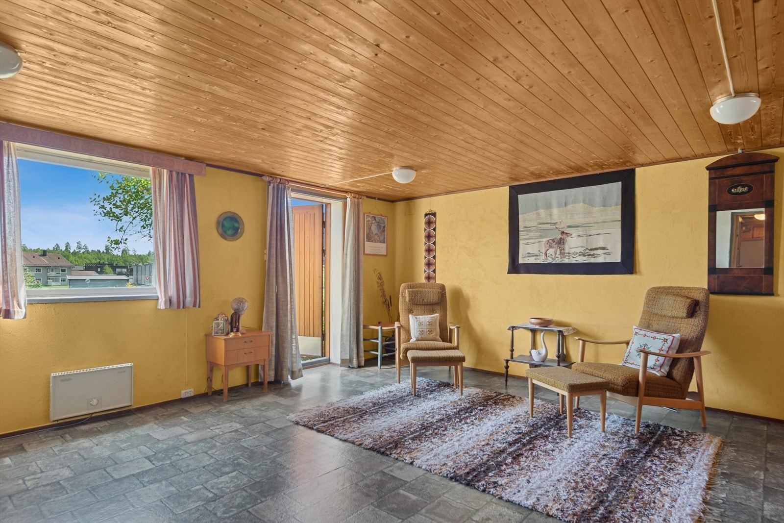 Stuen har egen inngang i underetasjen. Galleribilde