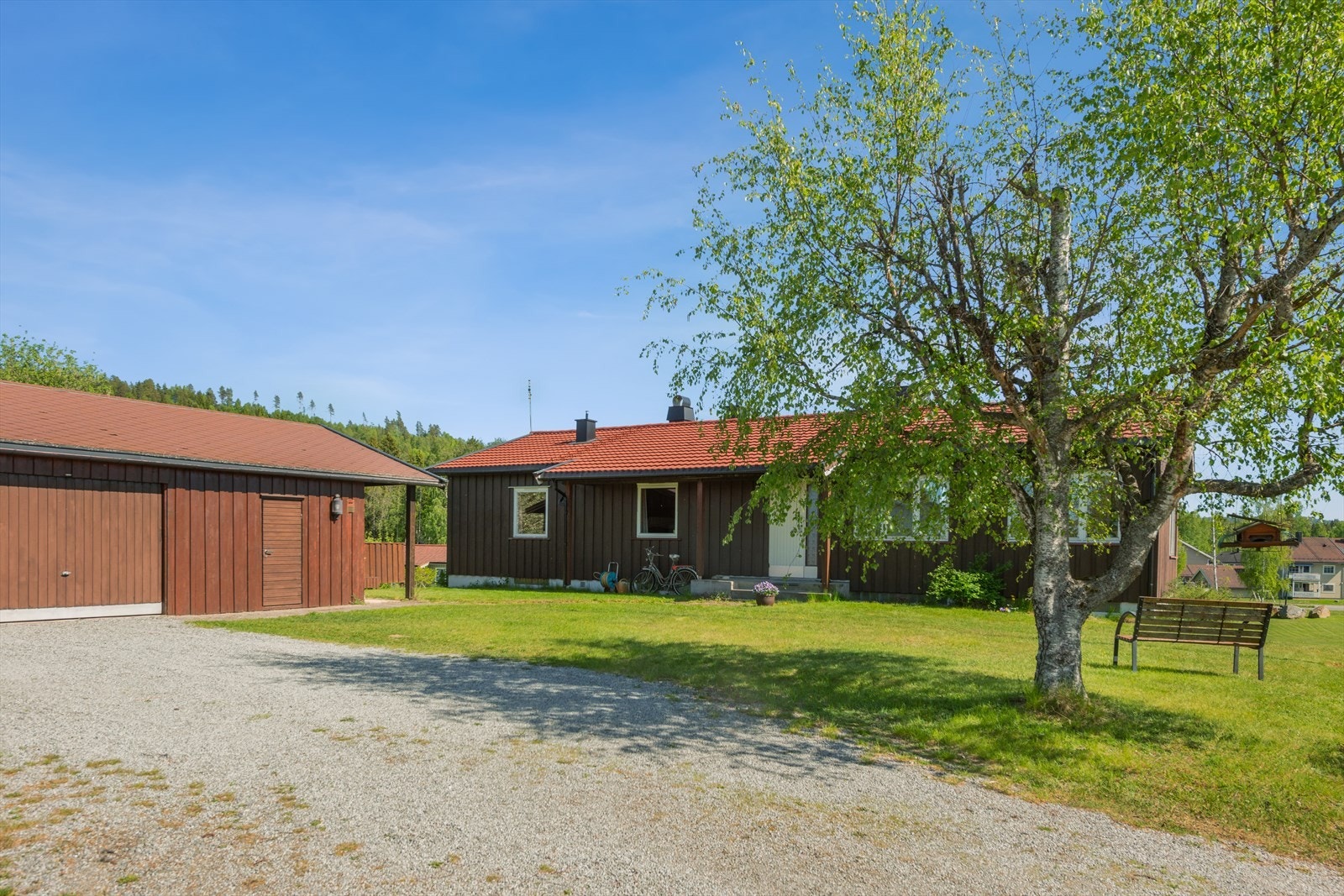 Solrik og åpen beliggenhet,med utearealer og balkong orientert mot sør. Galleribilde