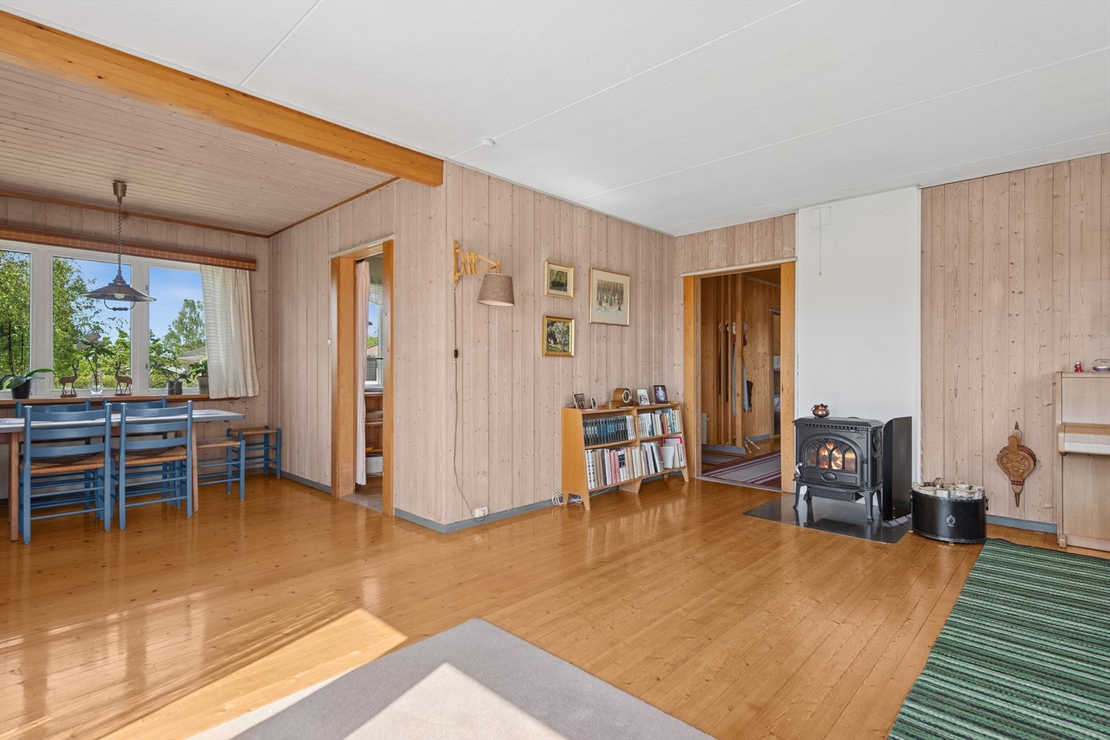 Sentralt plassert bidrar peisen til varme og hygge på de kjølige dagene. Galleribilde