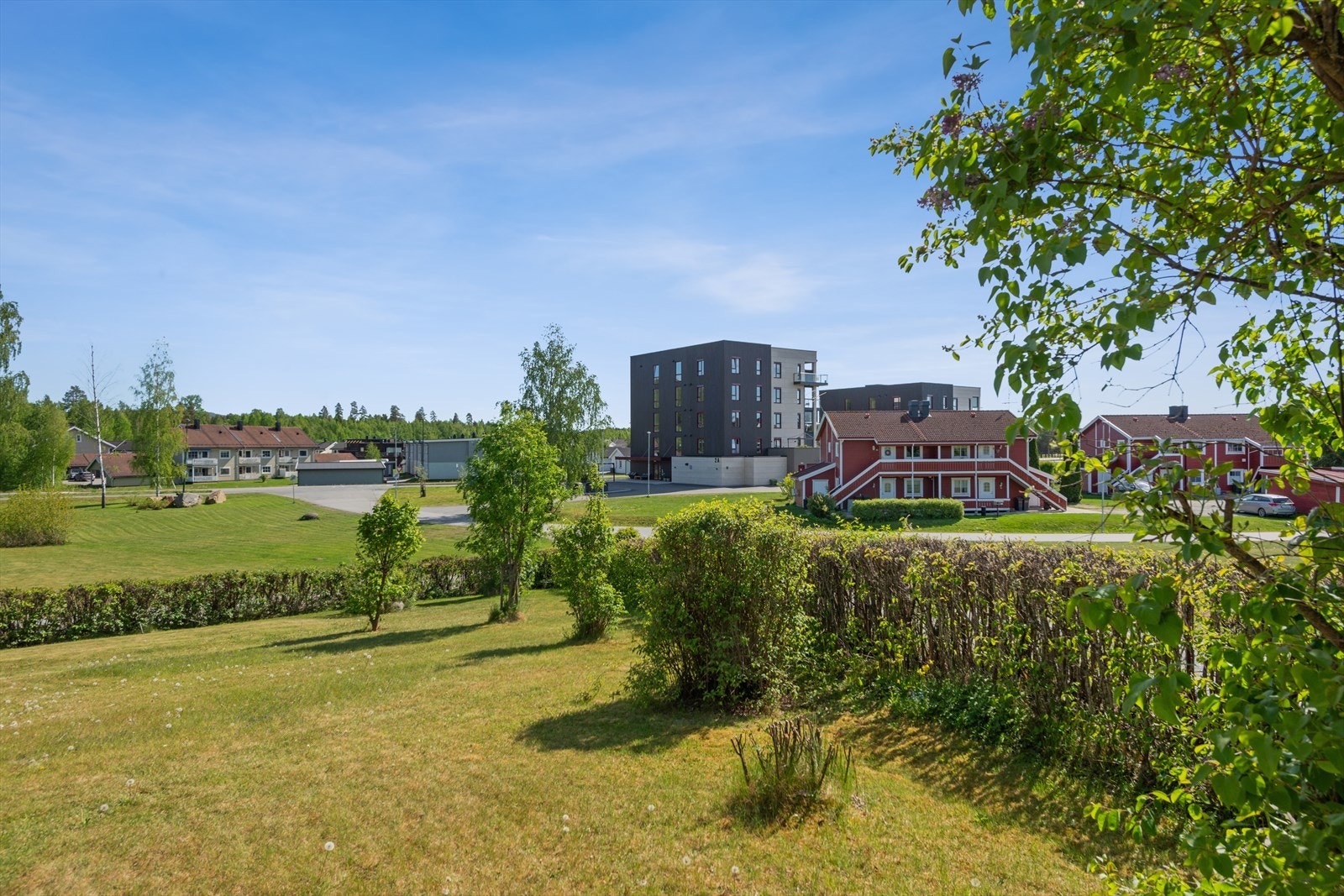Her bor du med gangavstand til dagligvarebutikker, skoler, barnehager, treningsfasiliteter og flotte turmuligheter. Galleribilde