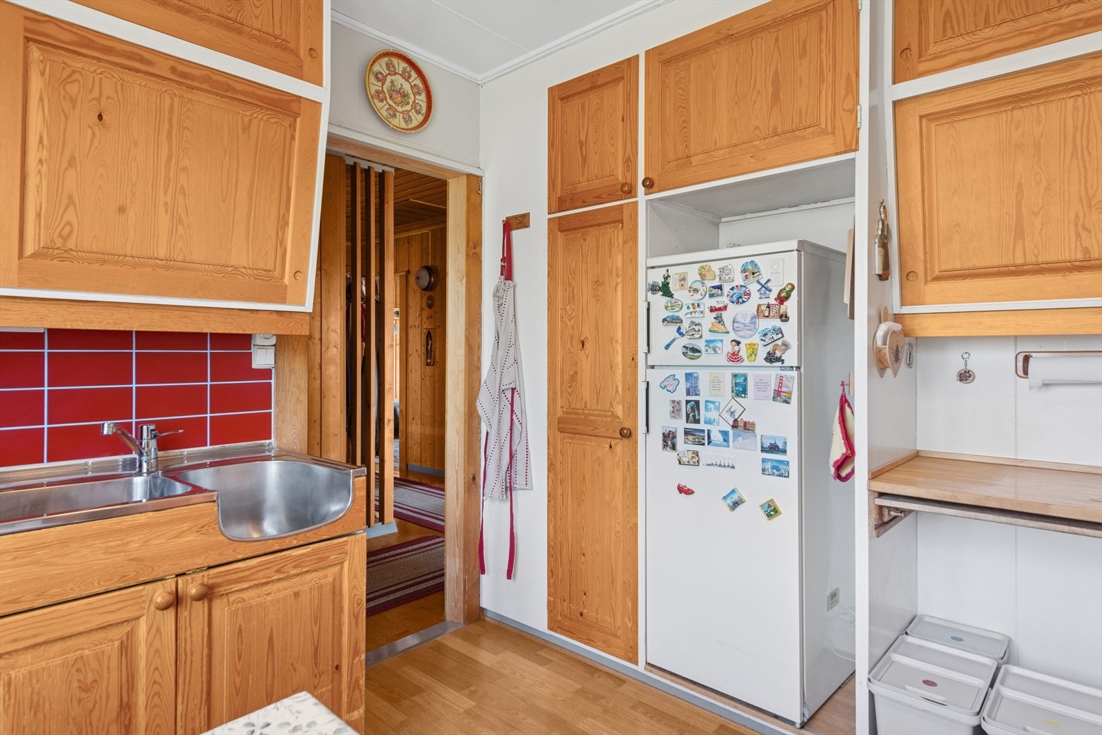 Videre har innredningen nisjer for frittstående kjøle-/fryseskap, komfyr, mikro og oppvaskmaskin. Galleribilde