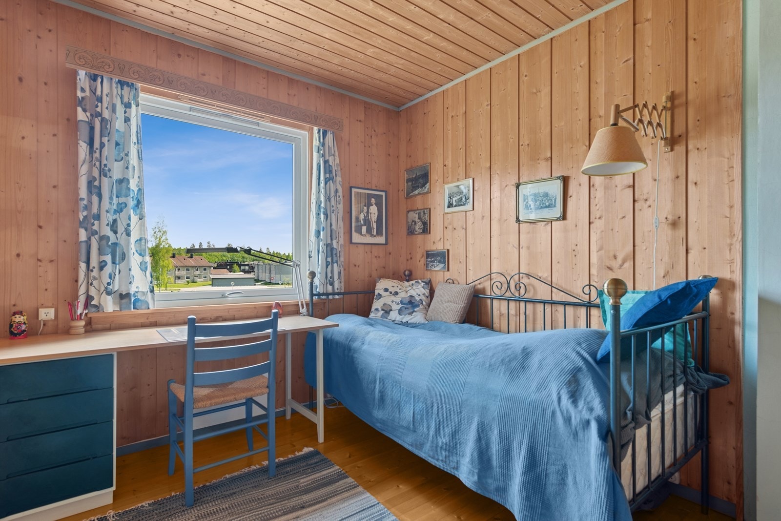 Boligen inneholder fem gode soverom, alle beliggende i første etasje. Galleribilde