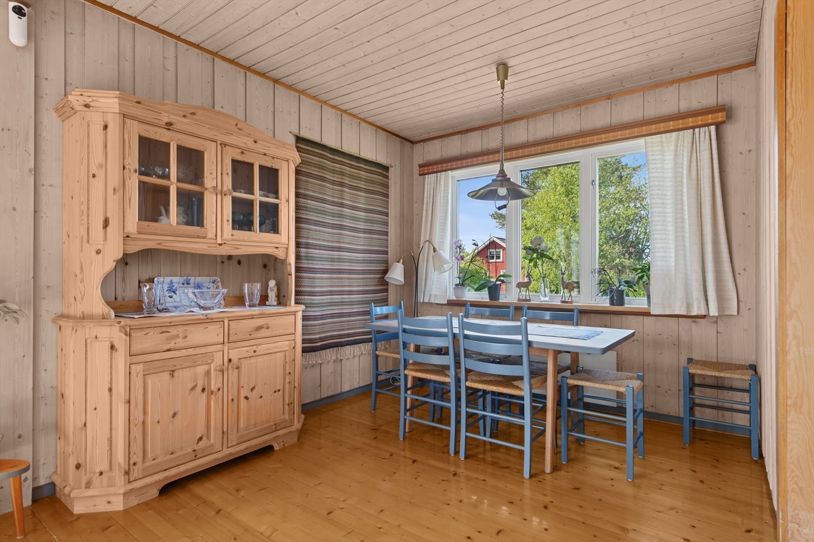 Spisestue praktisk plassert i sonen mellom stuen og kjøkkenet. Galleribilde