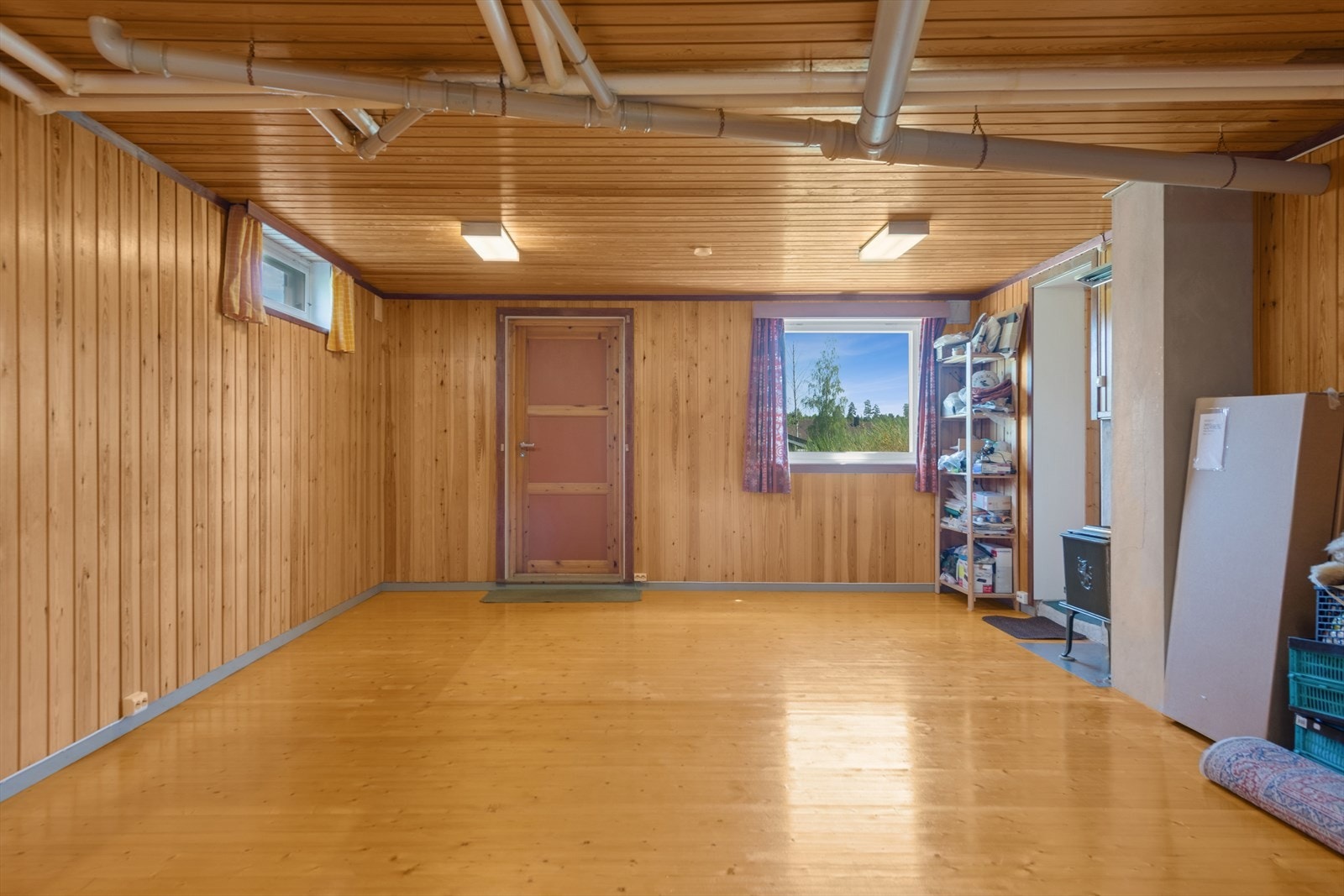 Hobbyrom/lagerrom i underetasjen med egen inngang. Galleribilde