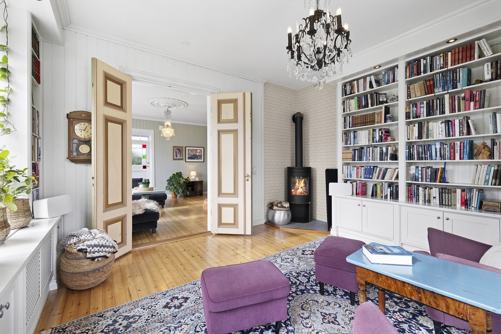 Moderne peisovn gir god varme og stemning til boligens flotte stuer Galleribilde