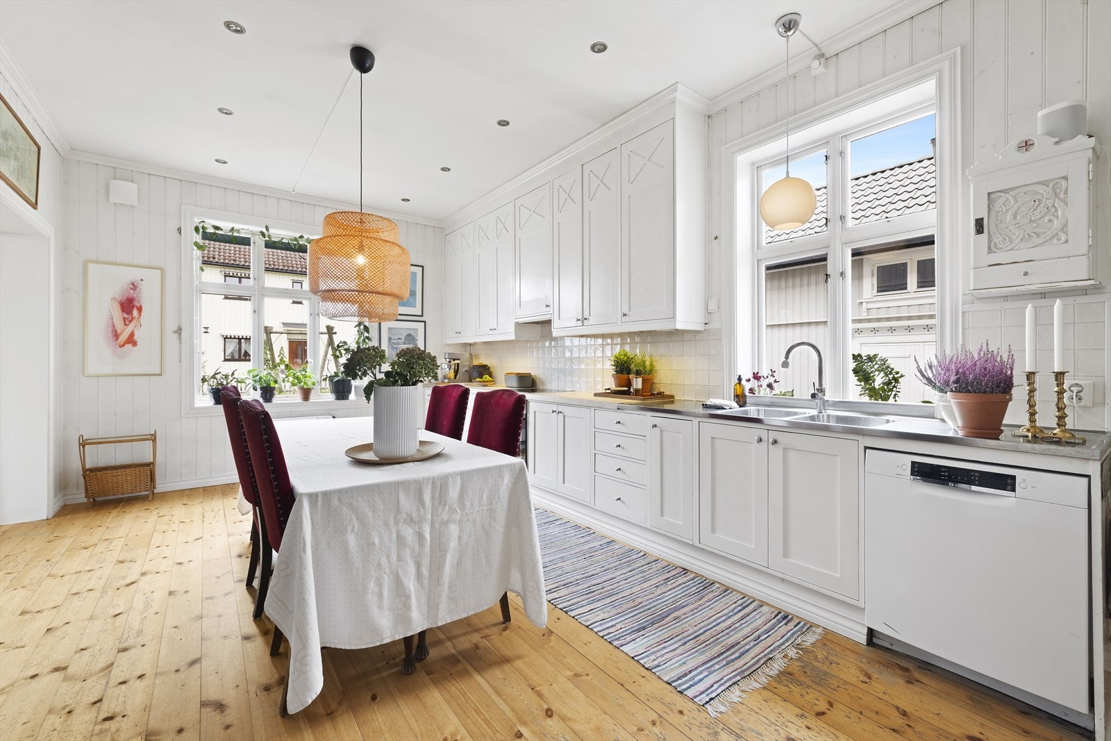 Det er meget god oppbevaringsplass i over- og underskap, samt rikelig med arbeidsplass på store benkeflater i heltre Galleribilde