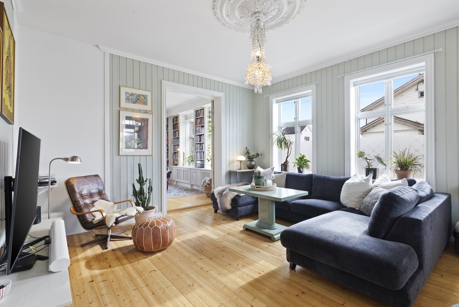 I boligens hovedetasje er det to stemningsfulle og koselige stuer, med vakker arkitektur og utsmykking hvor originale særpreg er godt bevart Galleribilde