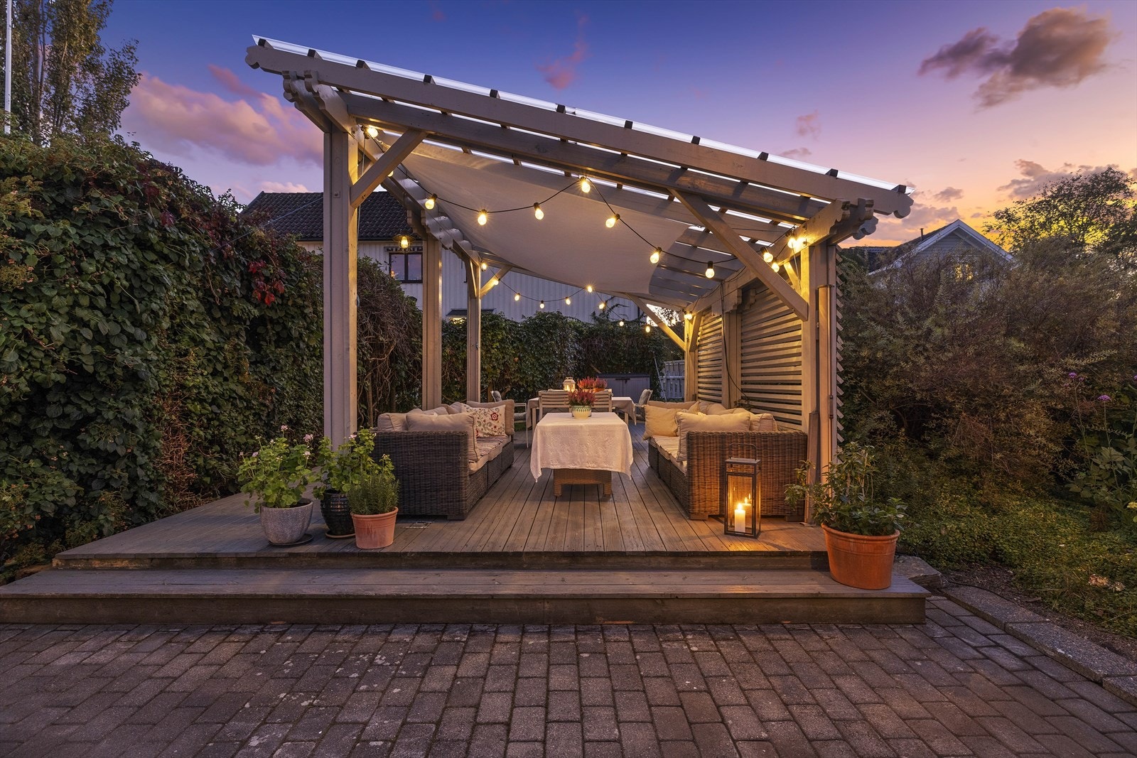 Vakker kveldsstemning i skjermet hage og uteområde Galleribilde