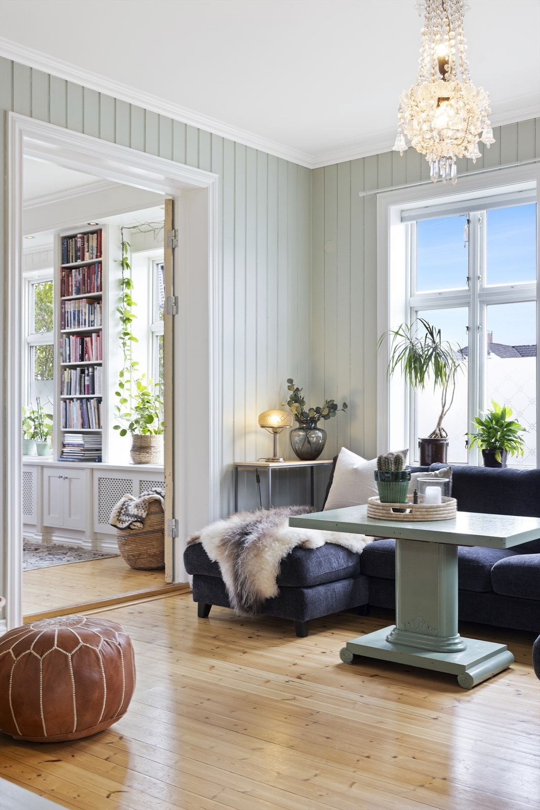 Stuene har gjennomgående god takhøyde som gir en luftig romfølelse, samt gode møbleringsalternativ Galleribilde