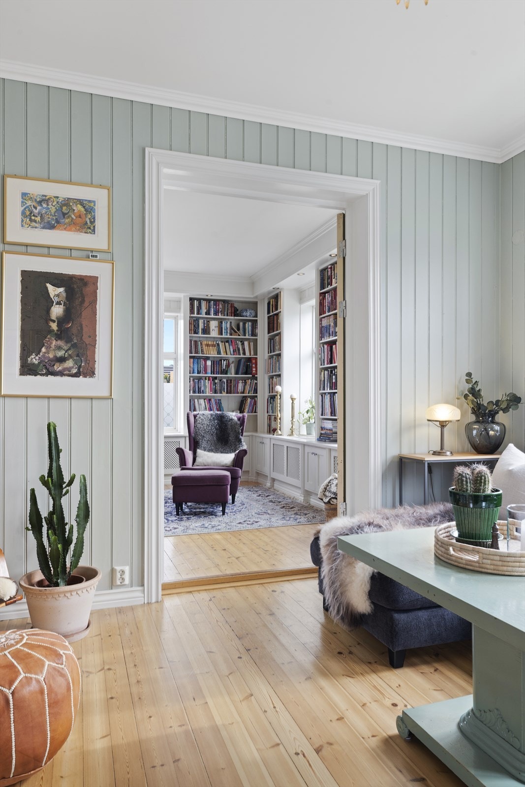 Fra stuen er det videre inngang til det nydelig biblioteket Galleribilde