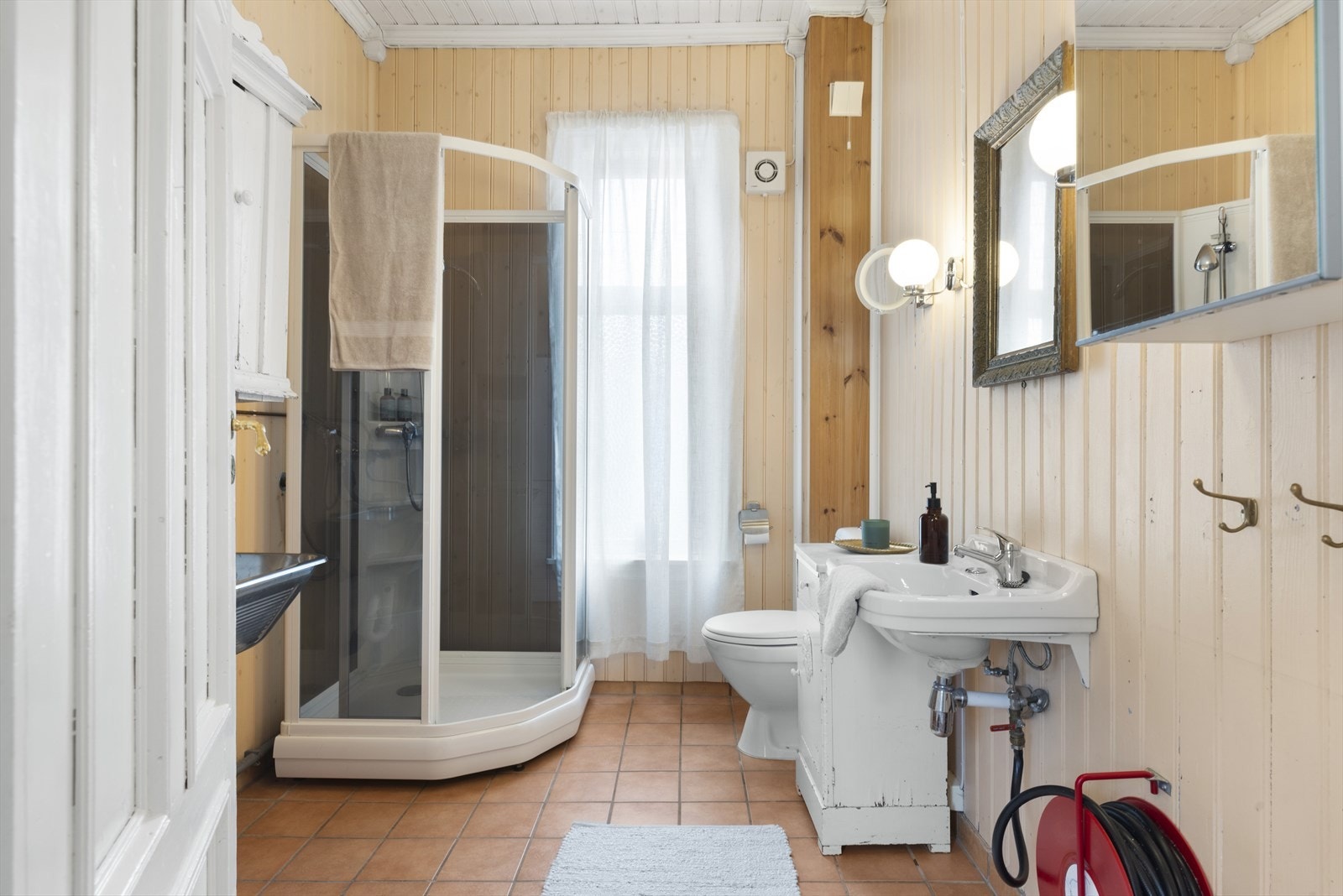 I boligens 1. etasje er det kombinert bad og vaskerom Galleribilde