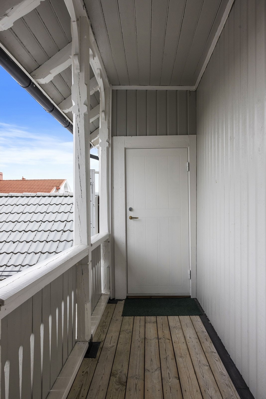 Fra svalegang er det inngang til praktisk bodrom Galleribilde