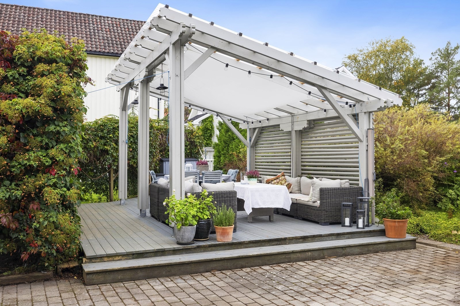 Eiendommen har særdeles gode solforhold som kan nytes fra morgen til kveld, i avslappende og rolige omgivelser Galleribilde