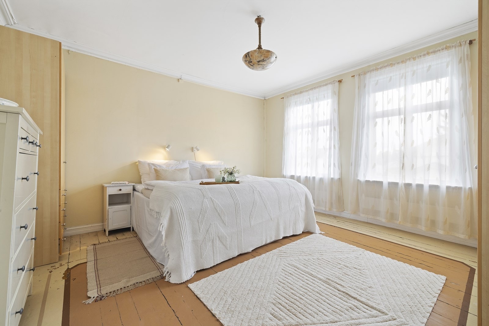 Hovedsoverom har god oppbevaringsplass i garderobeskap og inngang til garderoberom/soverom Galleribilde