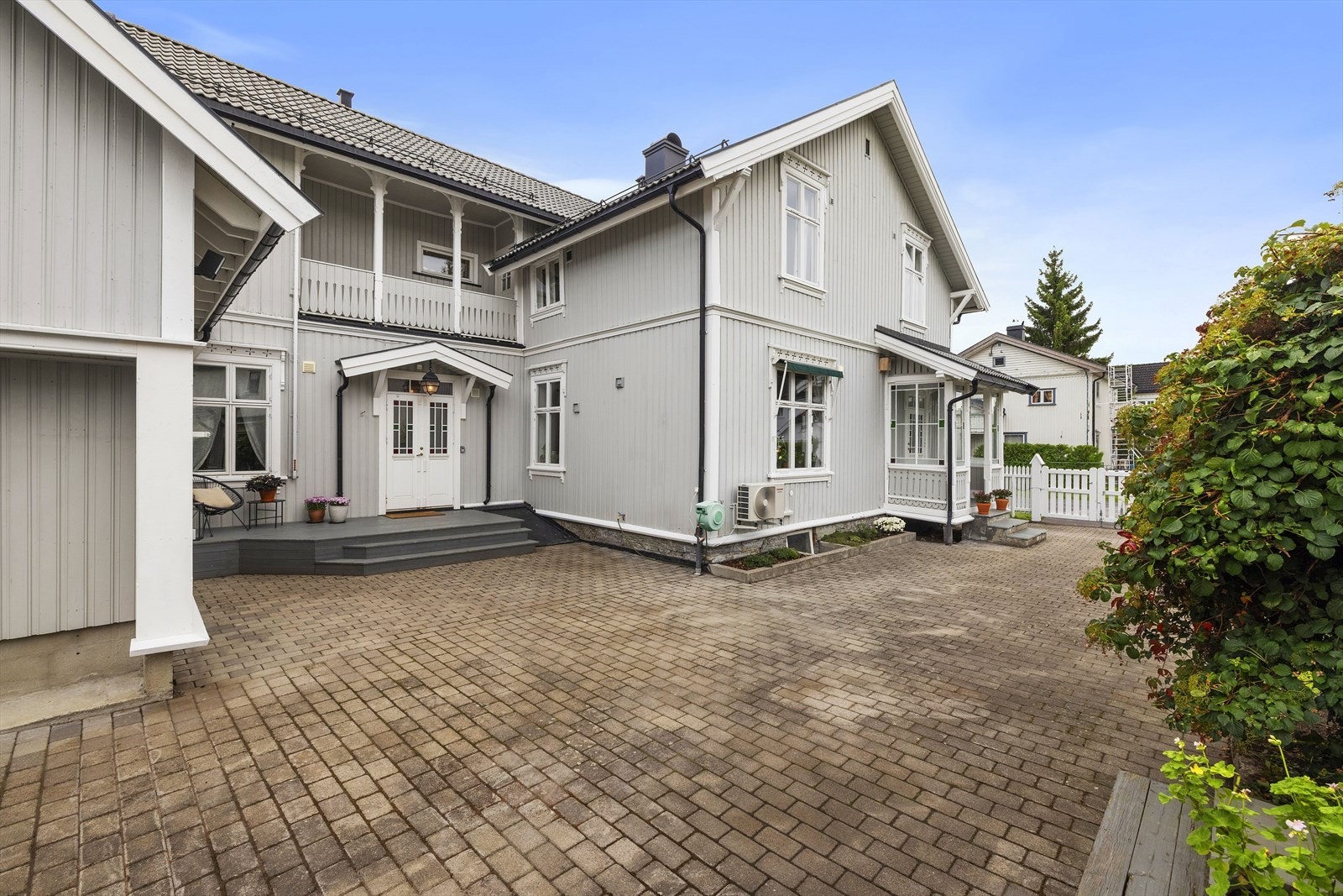 Eiendommen har romslig steinsatt gårdsrom, mot vest Galleribilde