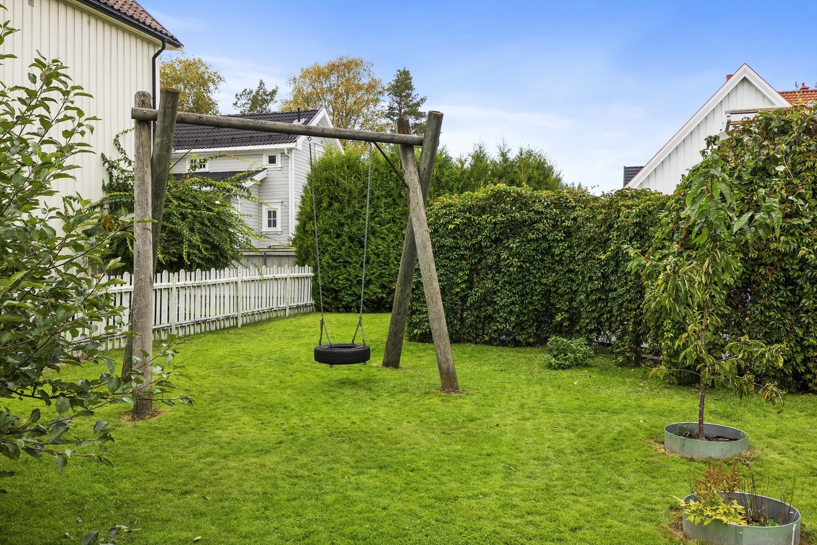 Tomten er inngjerdet og er svært barne- og hundevennlig Galleribilde