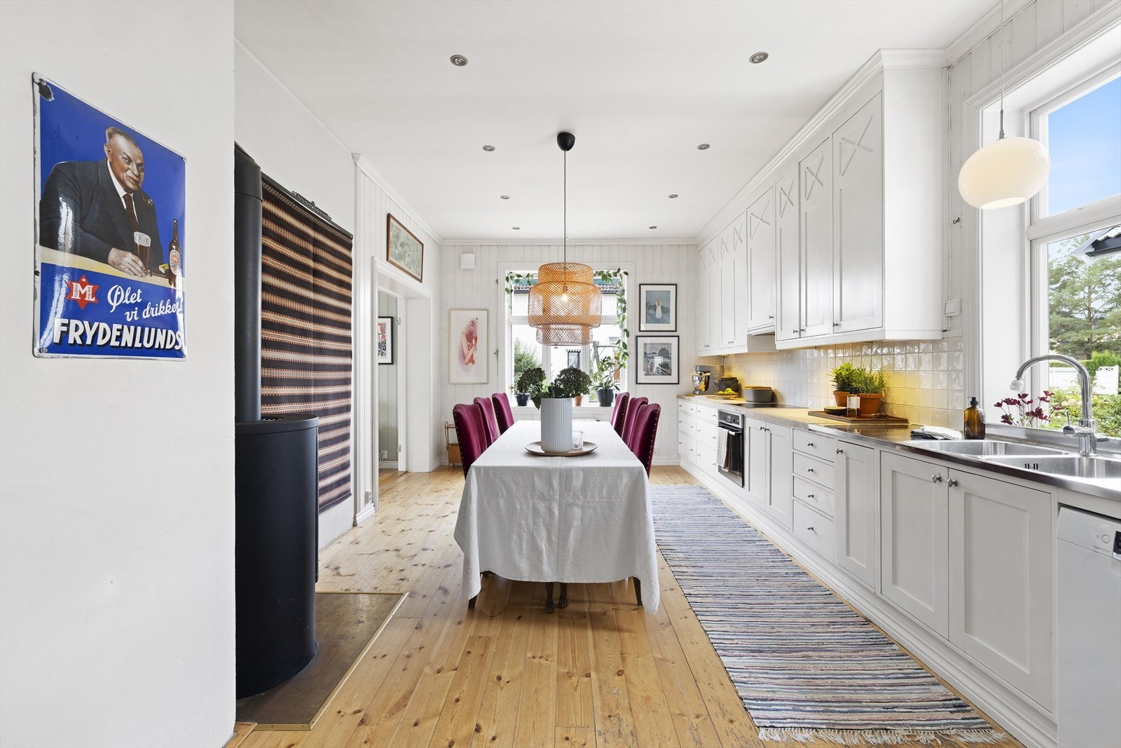 Rommet er innredet med peisovn og varmepumpe Galleribilde