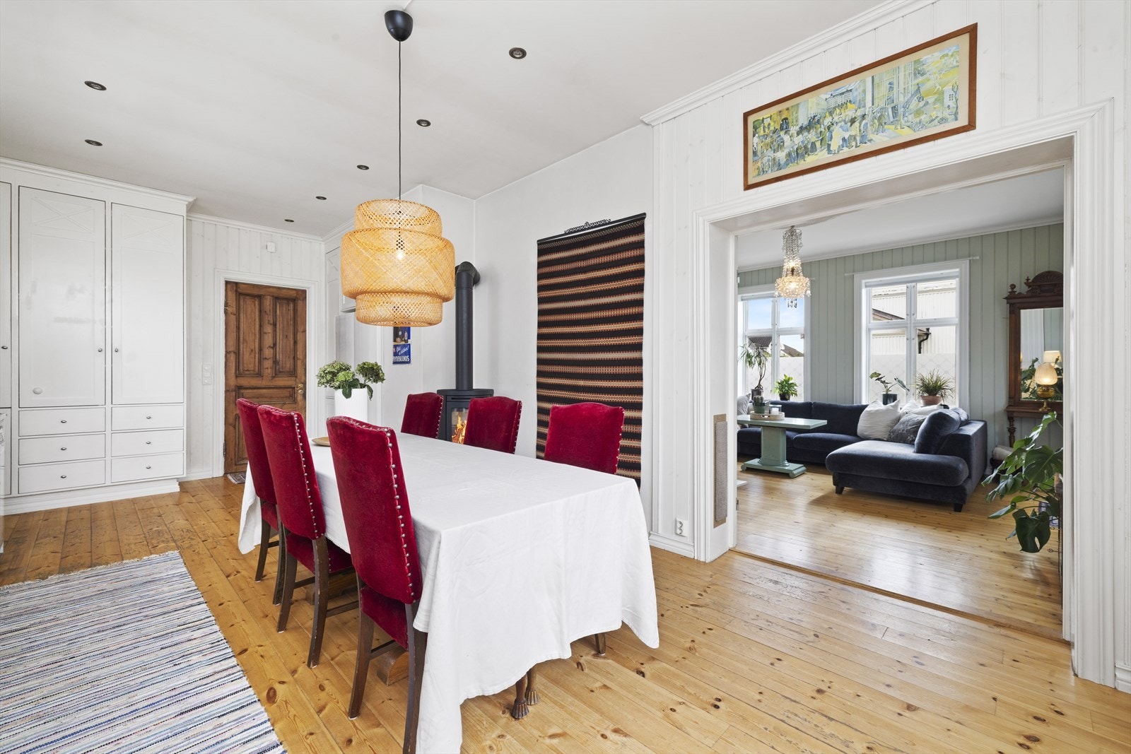 Dette er et hyggelig allrom og et naturlig samlingspunkt i denne flotte boligen Galleribilde