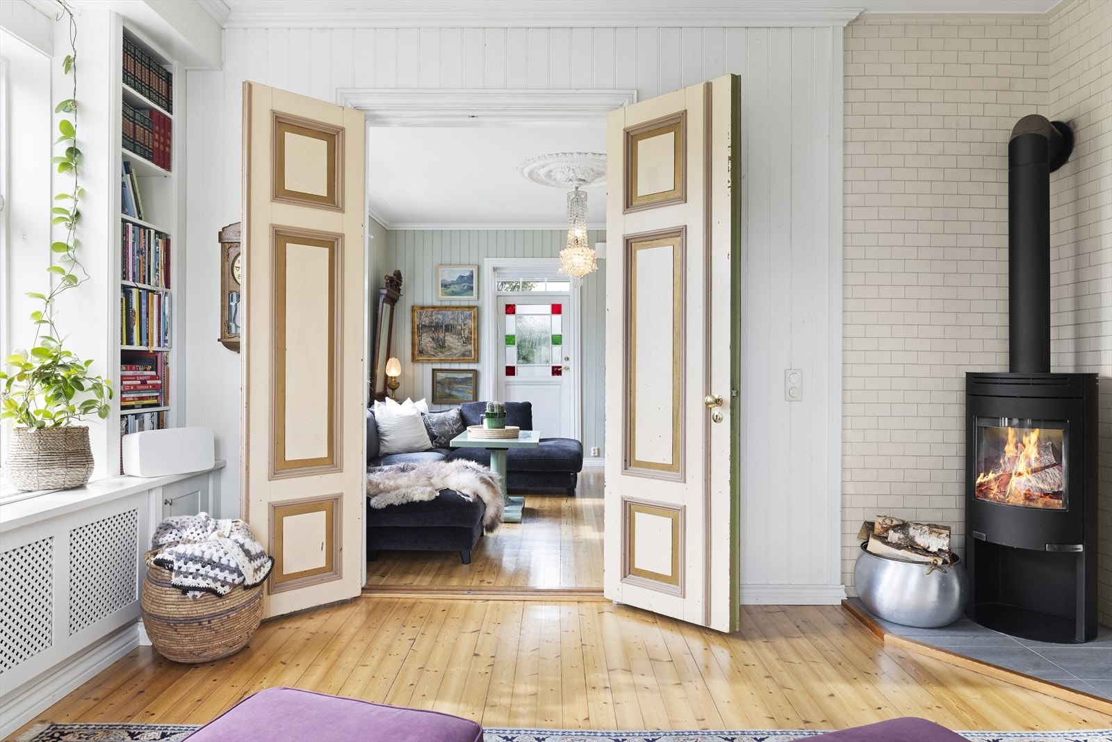 Det er gjennomgående store vinduer som gir vakkert lysinnslipp til alle rom i boligens hovedetasje Galleribilde