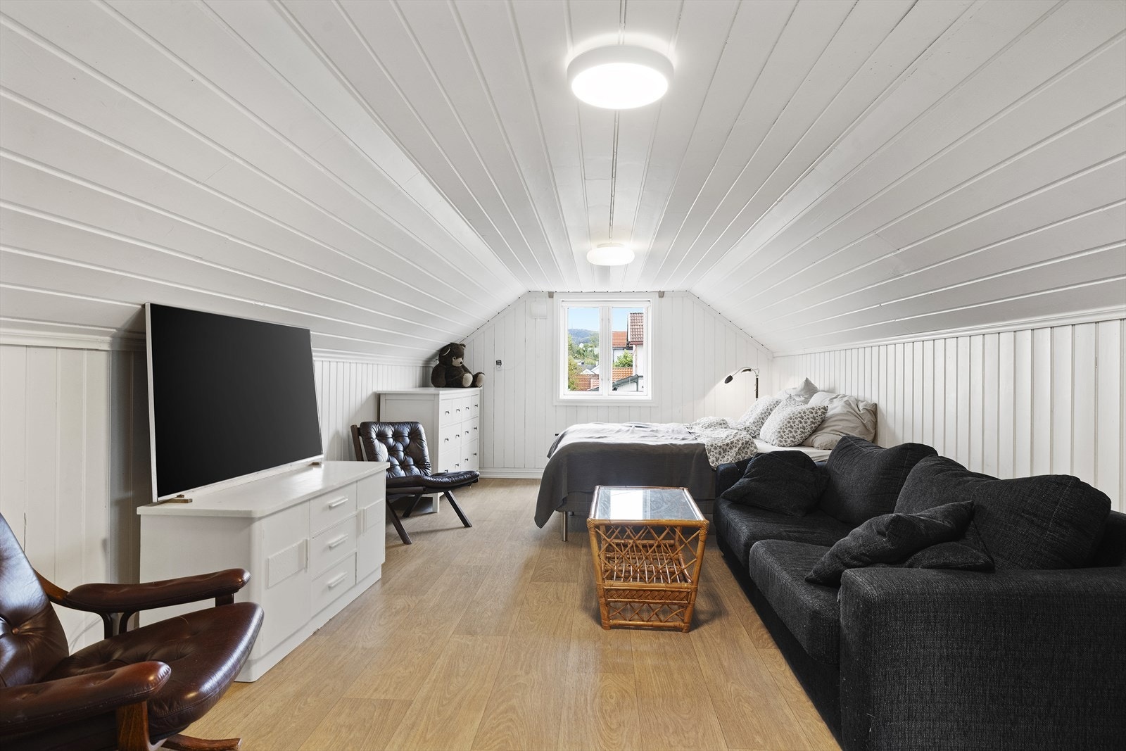 Det er ikke søkt om ferdigattest for garasjen. Innredning av loftsrommet på garasjen er ikke godkjent hos kommunen. Rommet er ikke godkjent for varig opphold Galleribilde