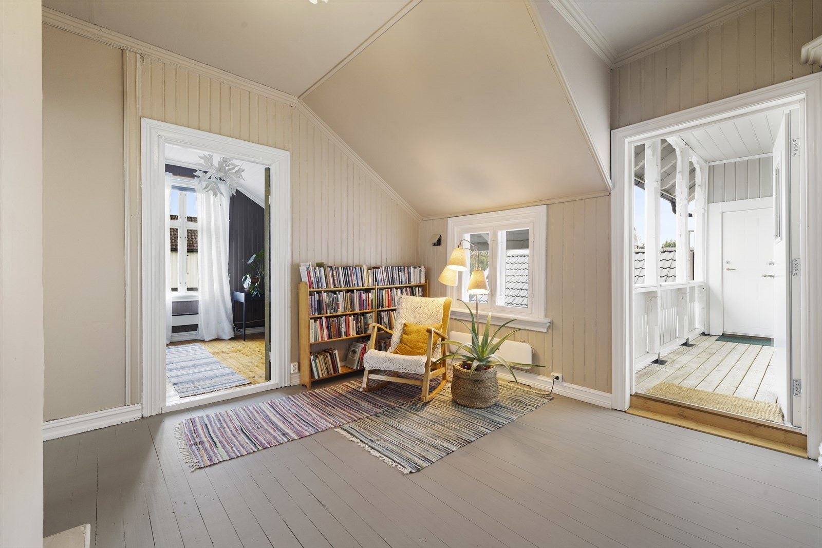 Loftstue med inngang til soverom og utgang til svalegang Galleribilde