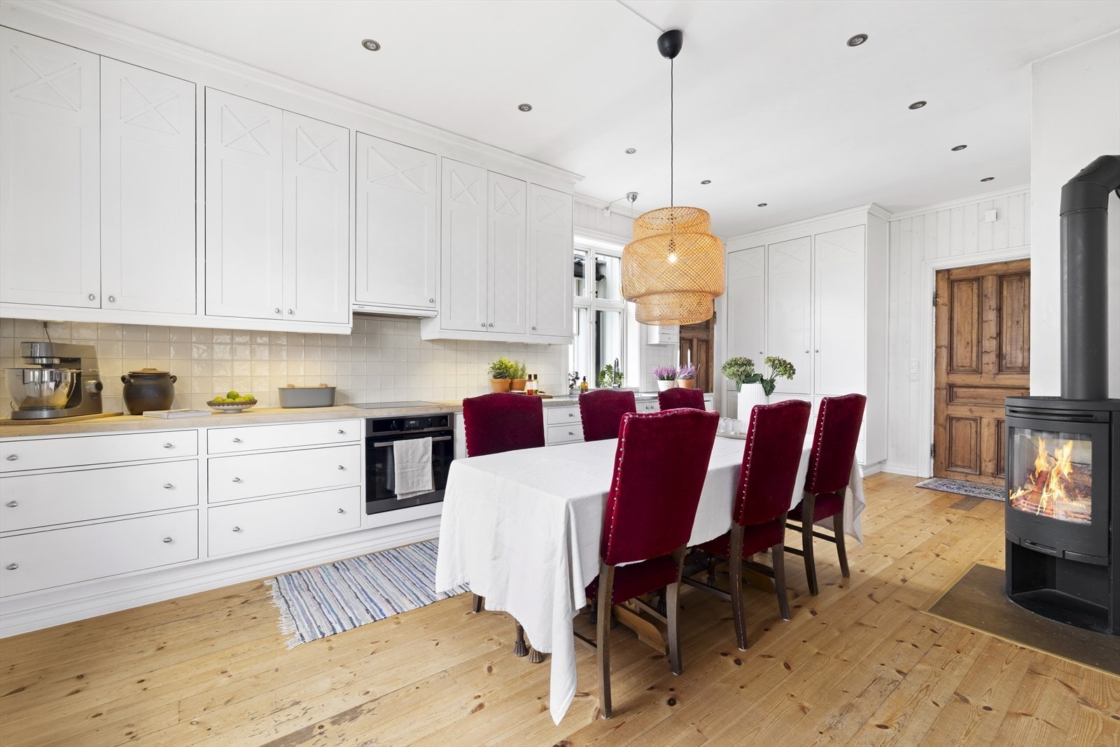 Hyggelig og sosialt kjøkken med god plass til stort langbord Galleribilde