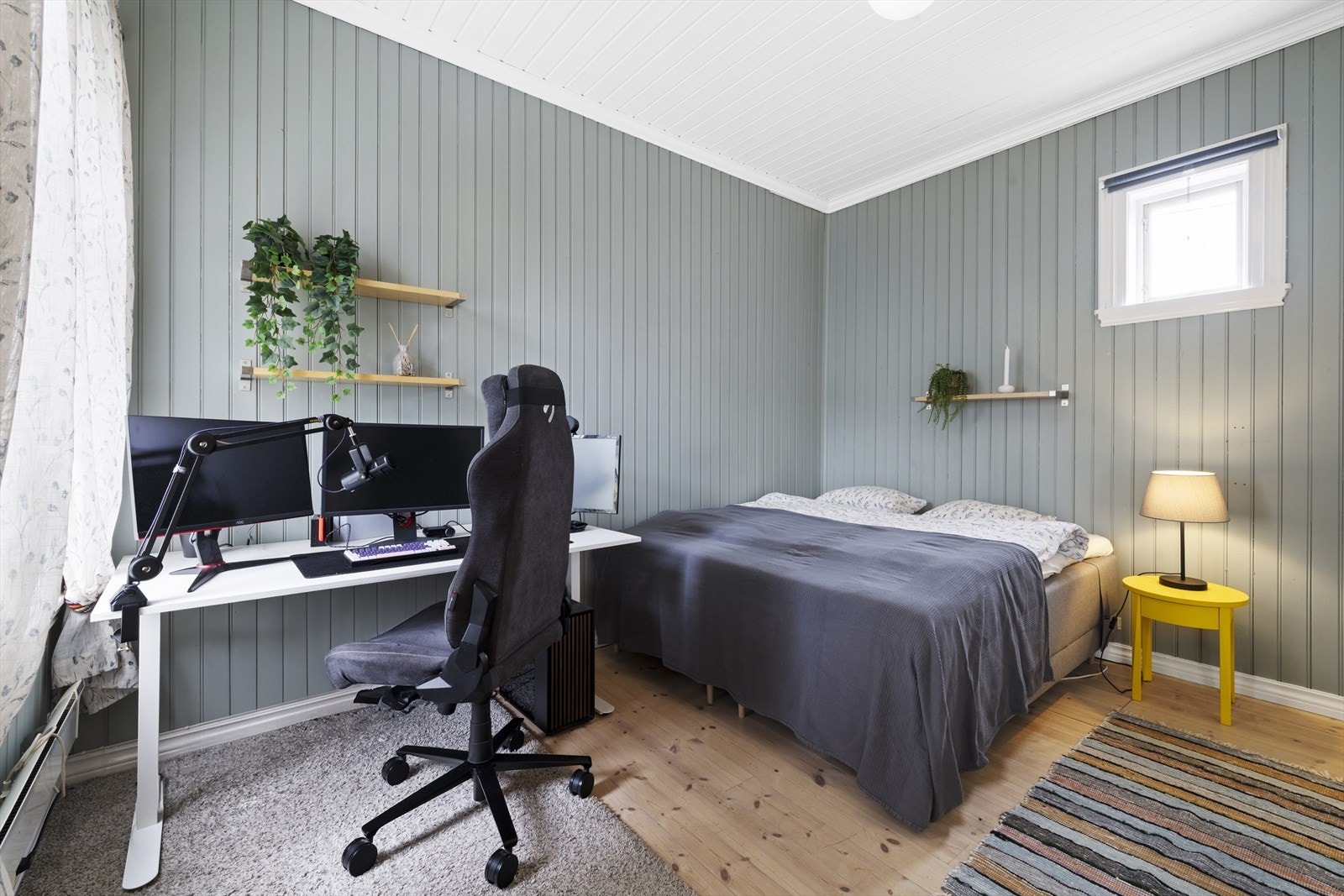 Soverommet i 1. etasje blir brukt som kombinert soverom og kontor Galleribilde