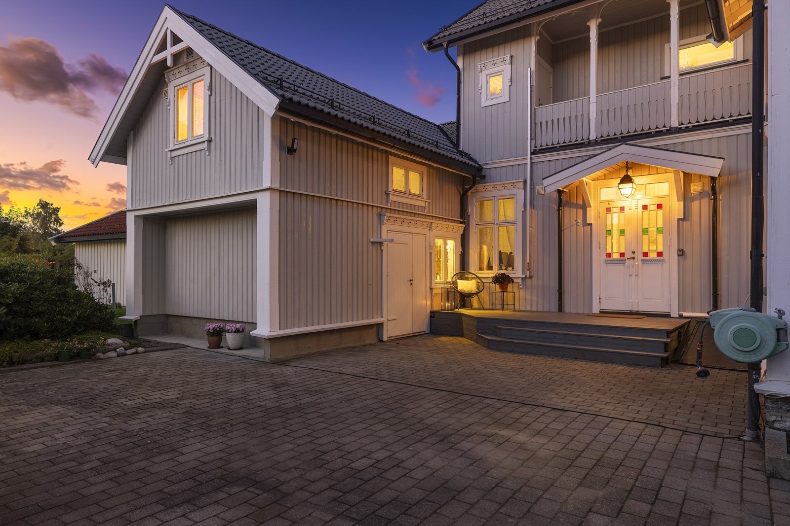 Lukket, vestvendt gårdsrom uten innsyn Galleribilde