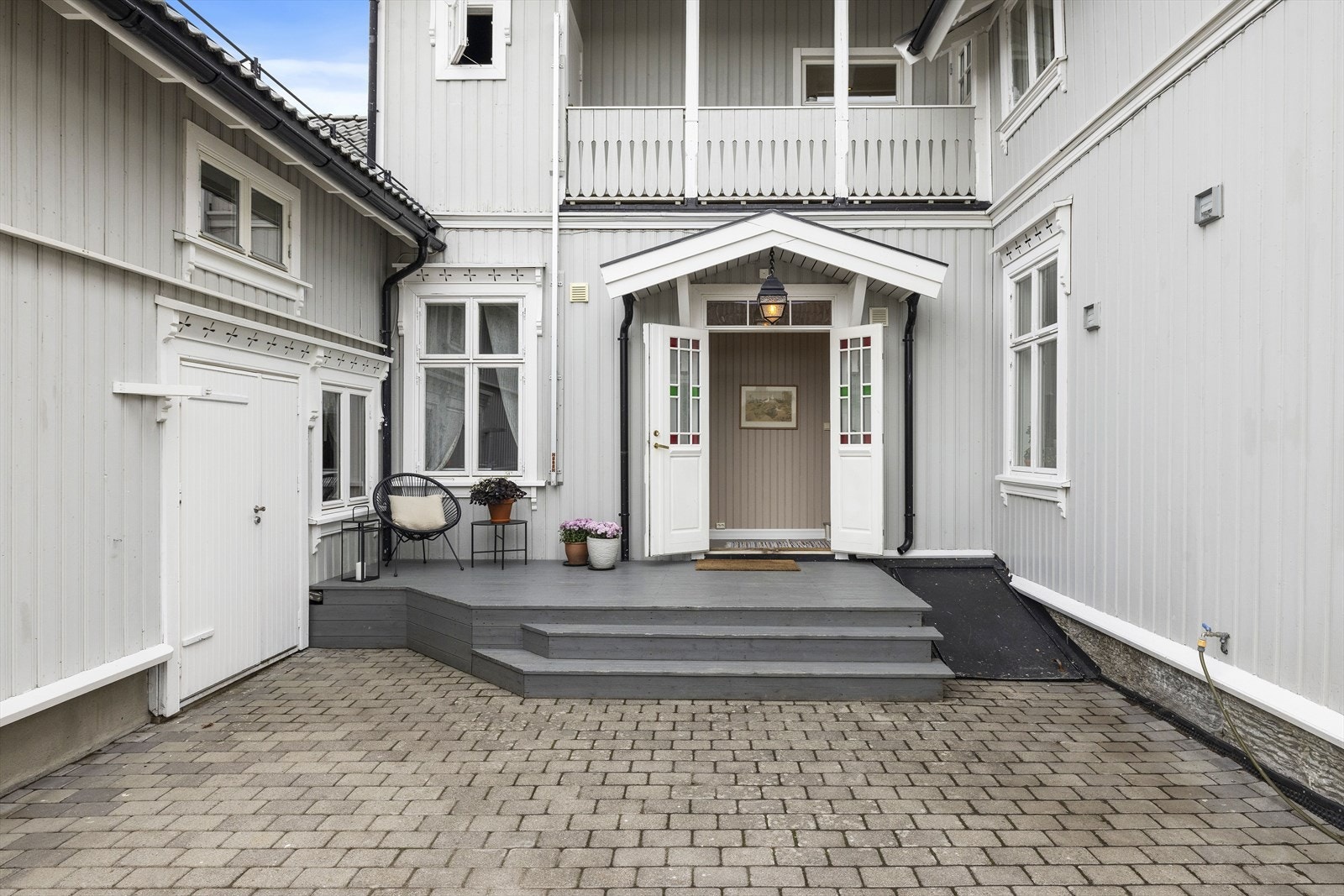 Boligen har to innganger, denne fløyen har tidligere vært utleid som en hybel - utleie del av egen bolig Galleribilde