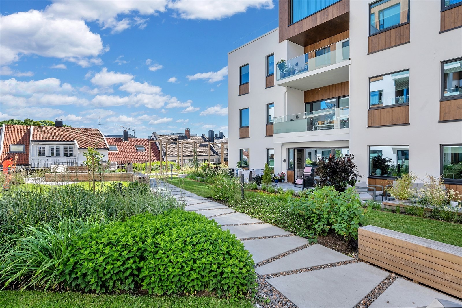 Idyllisk felles hage mellom byggene. Galleribilde