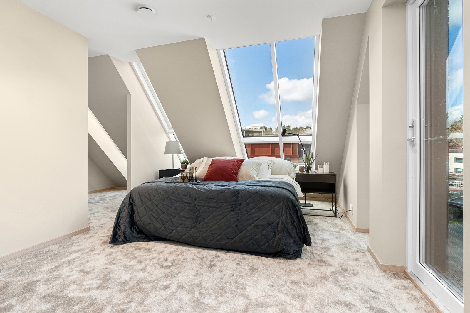 Hotellfølelse på hovedsoverom - plass til masse garderobeskap. Galleribilde