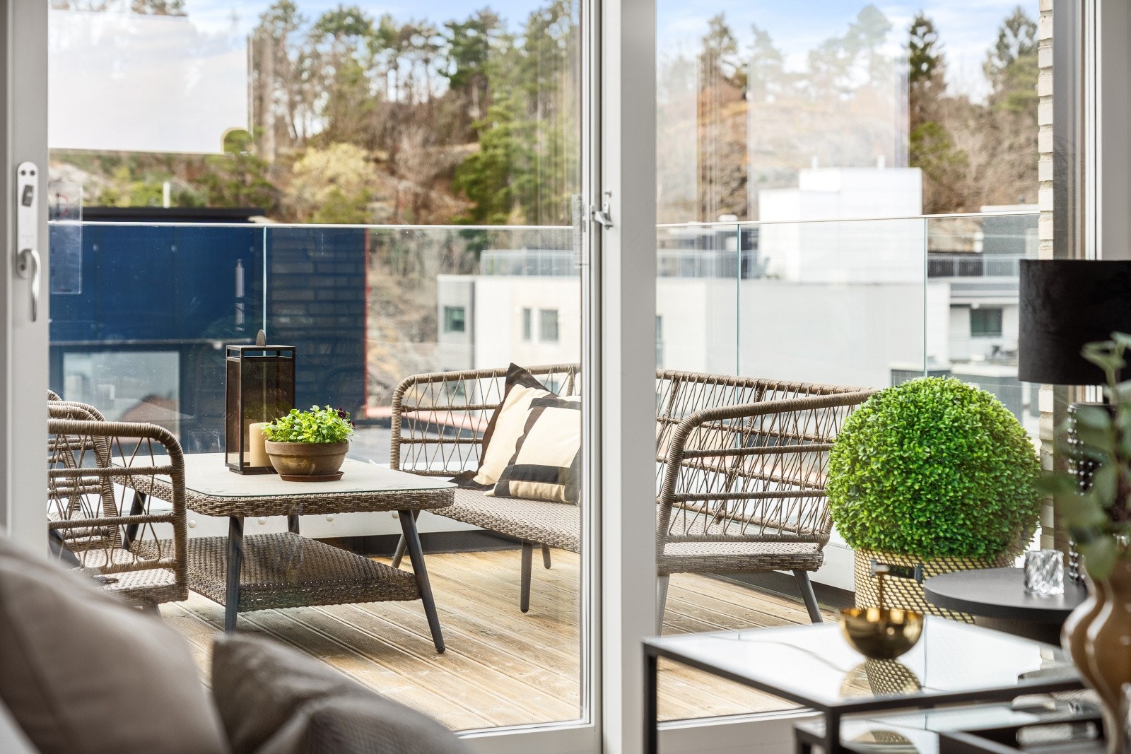 Her er det rikelig med naturlig lys, noe som gir en god romfølelse Galleribilde