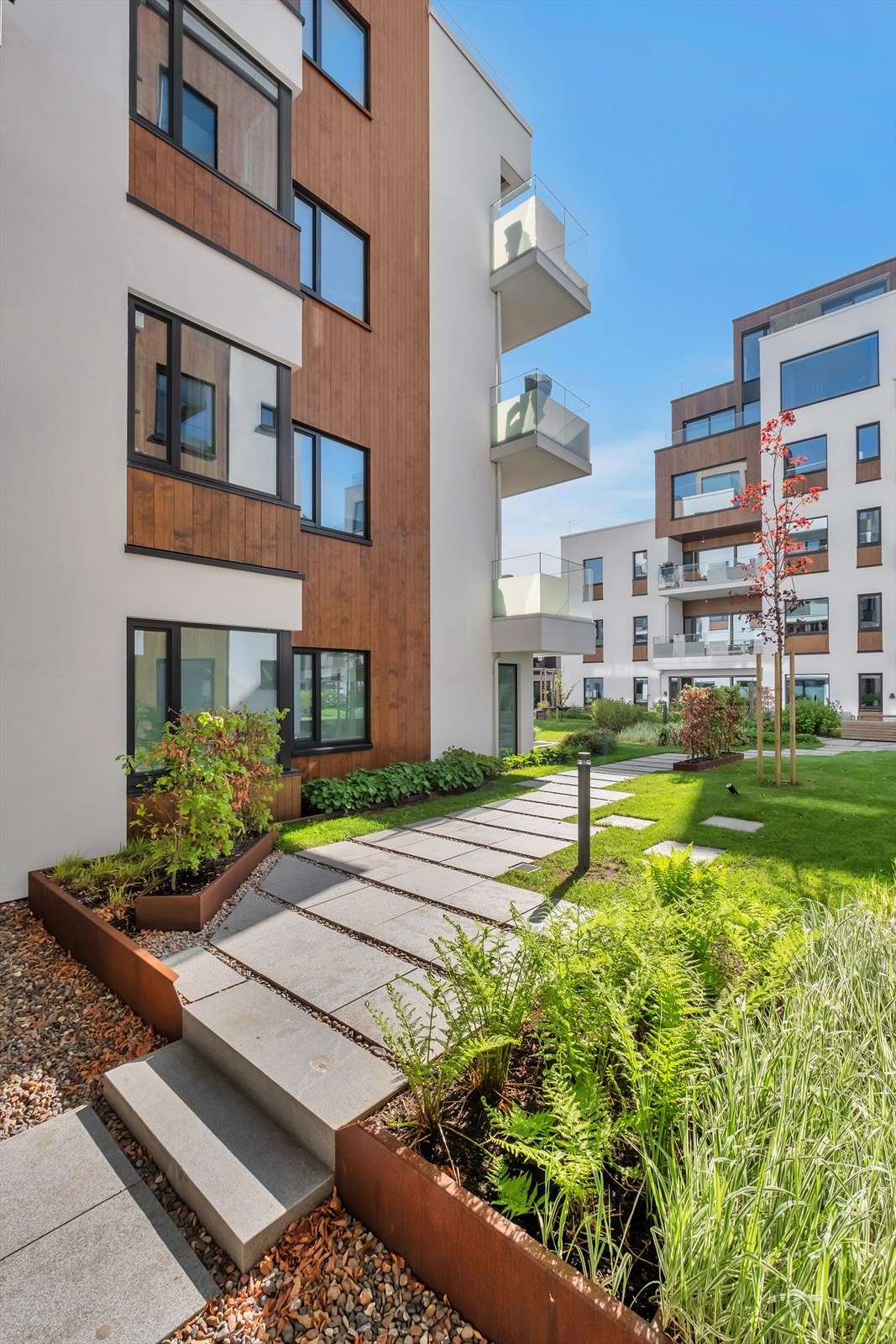 Idyllisk felles hage mellom byggene. Galleribilde