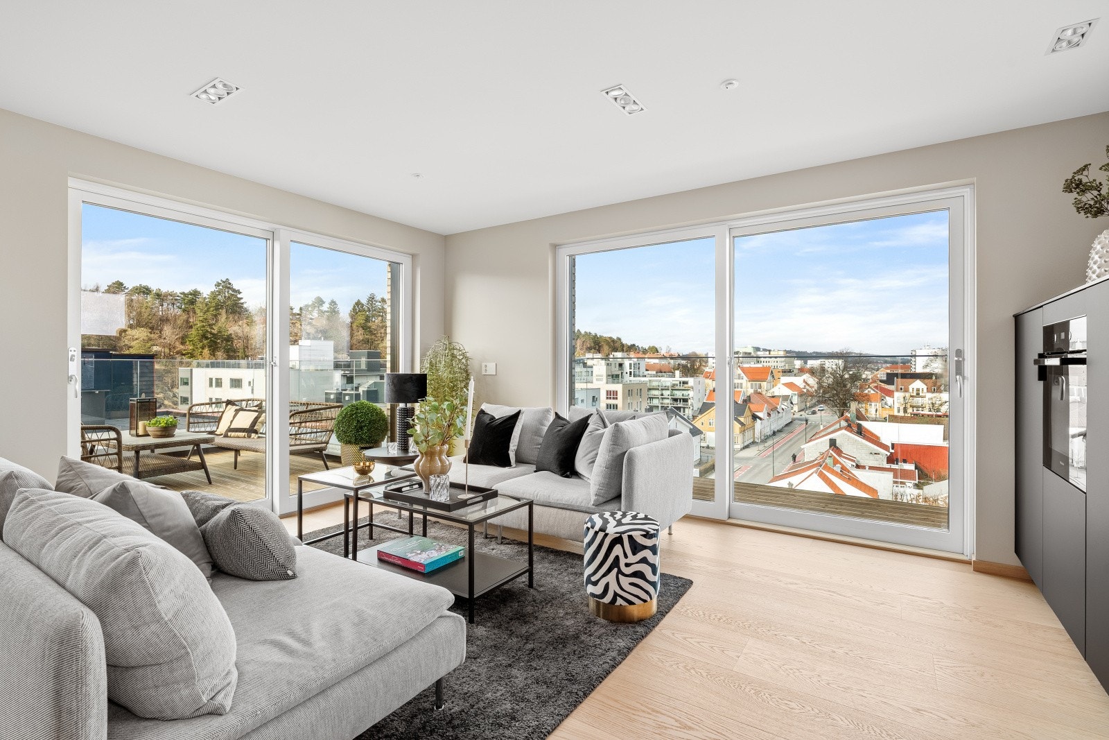 Leiligheten har usjenert beliggenhet - store vindusflater Galleribilde