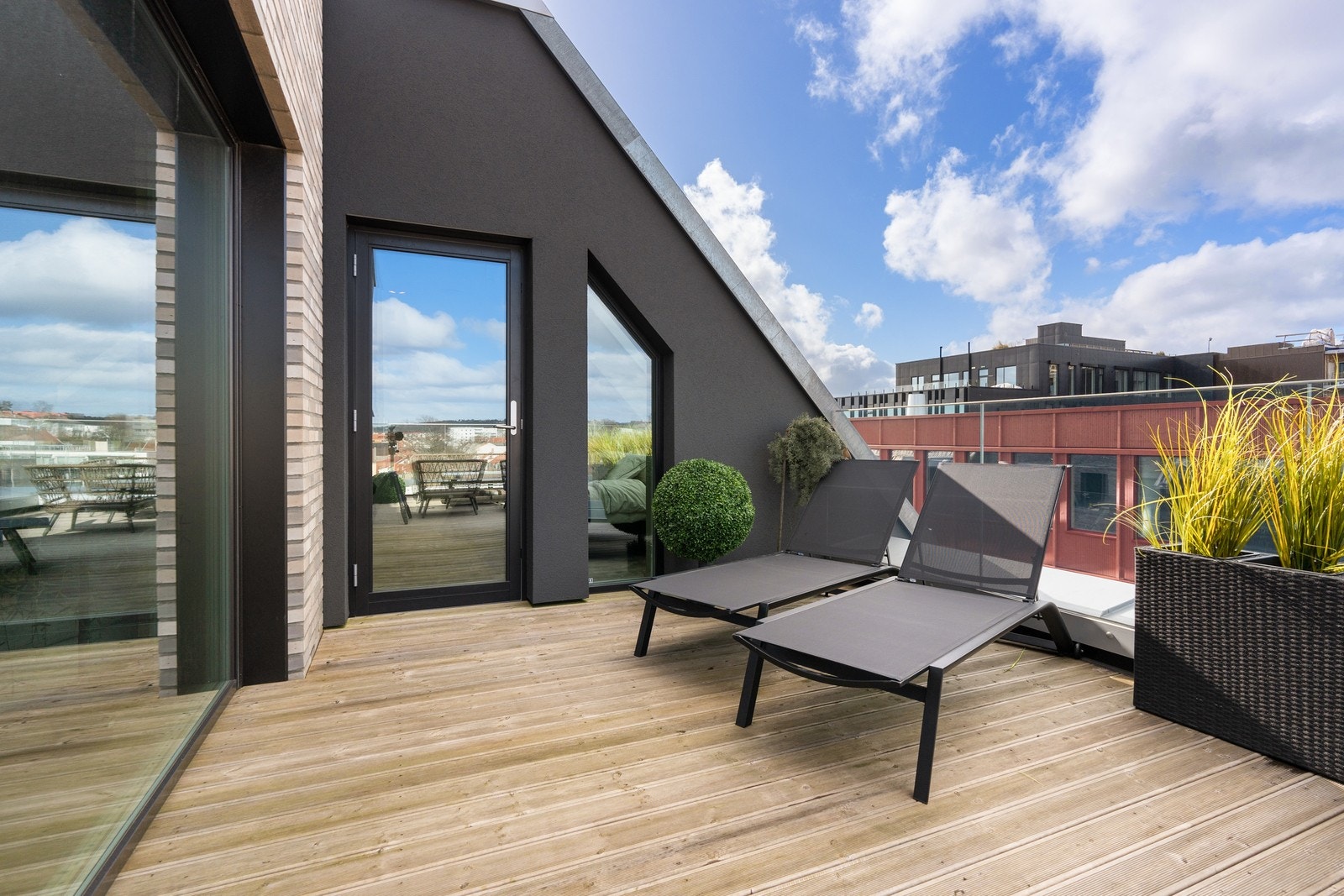 Denne terrassen har utgang fra stue og hovedsoverom Galleribilde