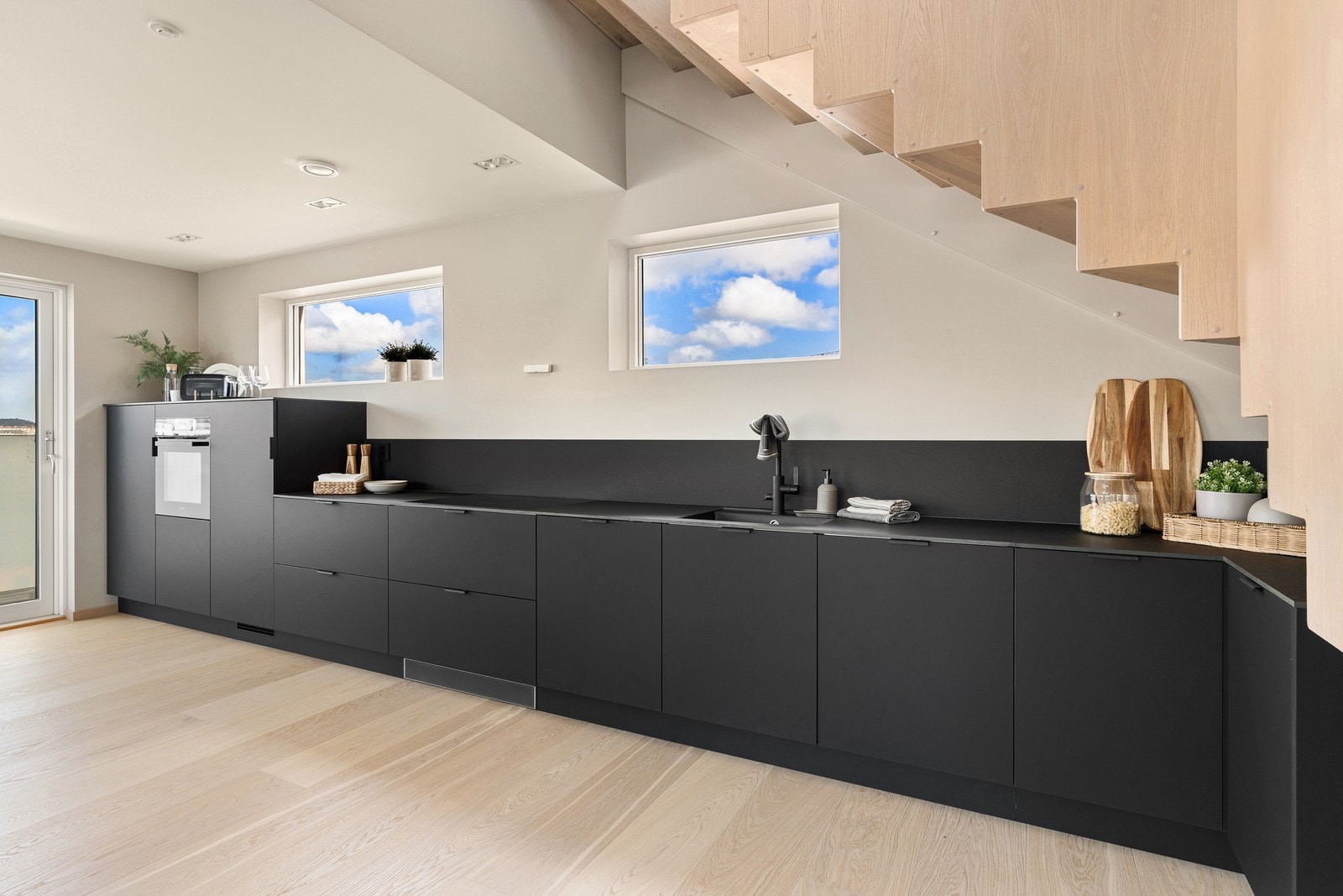 Elegant Strai kjøkken i sort utførelse med hvitevarer Galleribilde