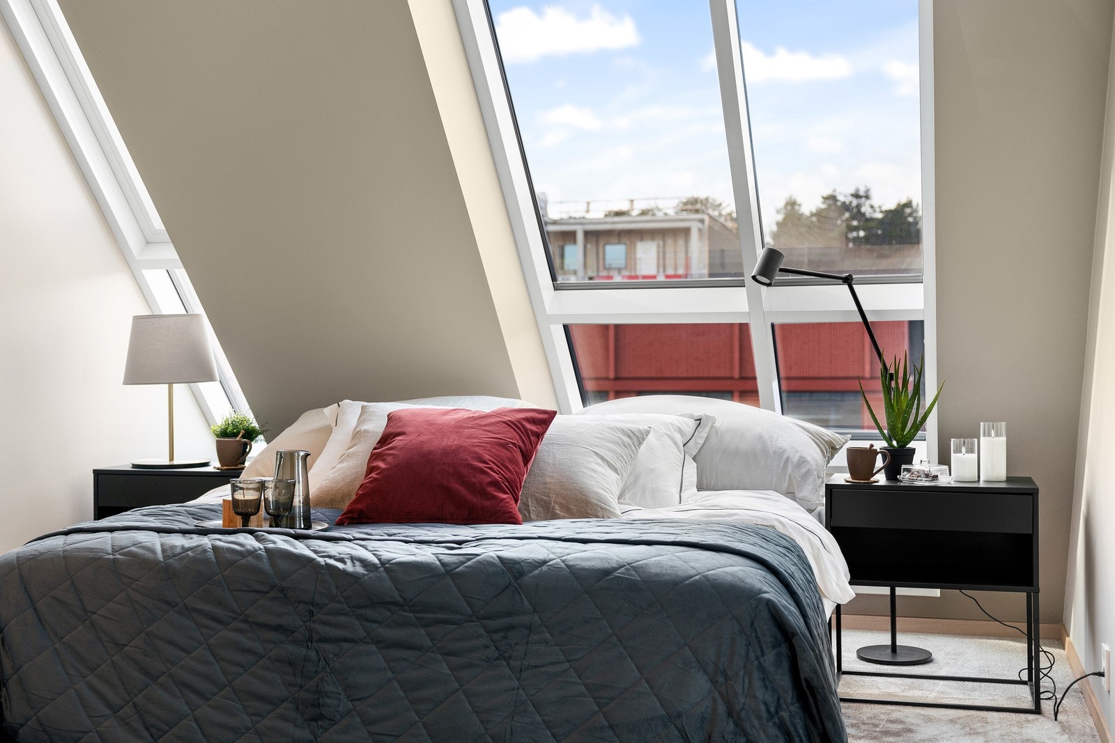 Soverommet har store skråvinduer som gir masse naturlig lys Galleribilde