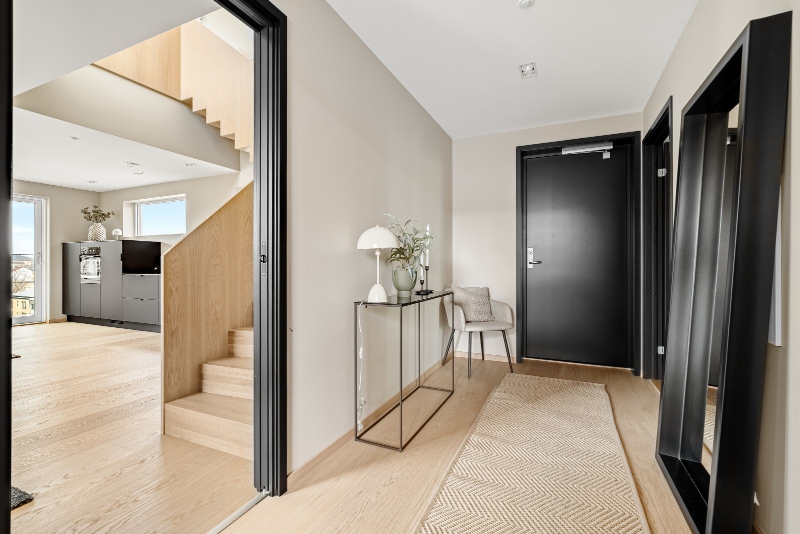 Innbydende inngangsparti med plass til skyvedørsgarderobe. Galleribilde