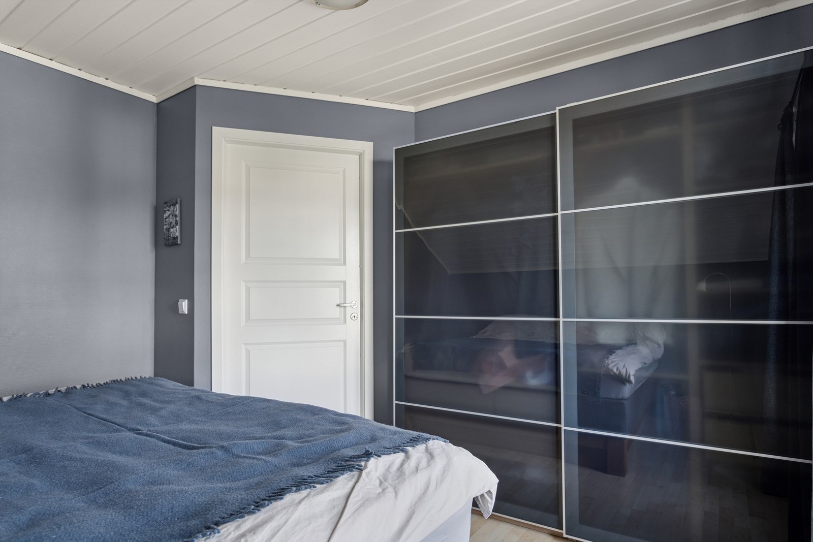 Soverommet er malt i delikat blåfarge og har romslig skapinnredning. Galleribilde