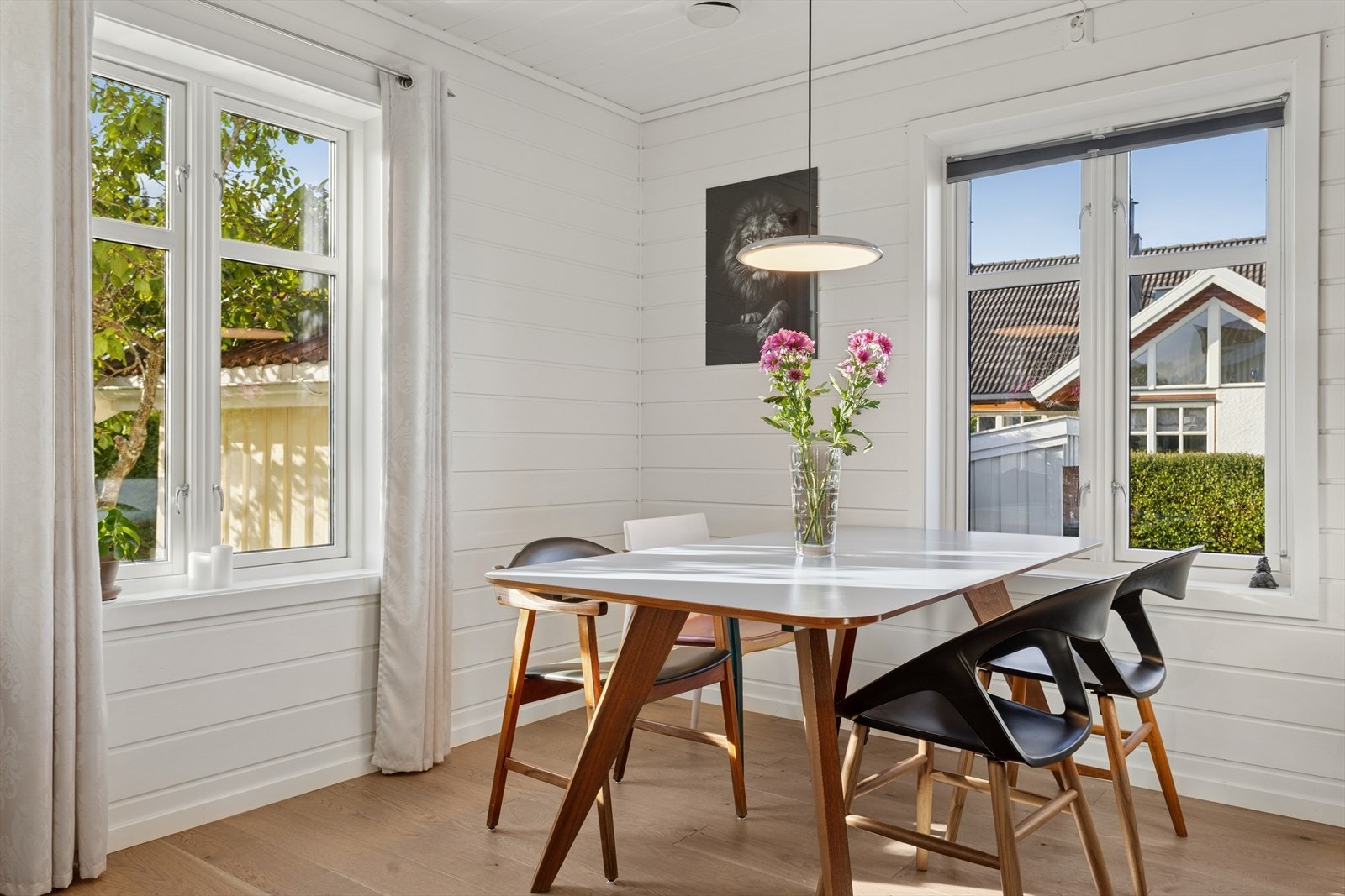 Hyggelig spiseplass med utsikt til hagen. Galleribilde