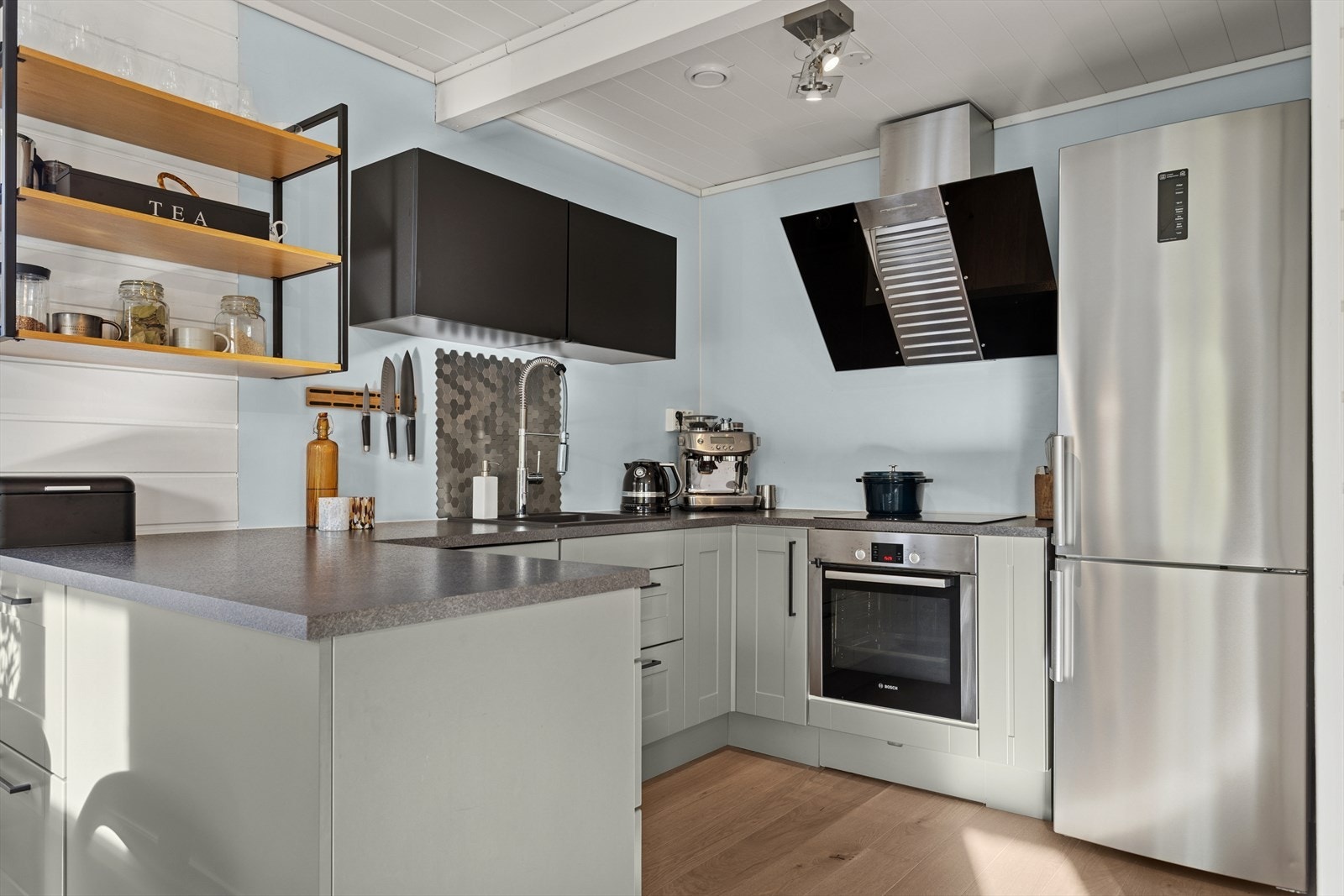 Kjøkkeninnredning fra 2018 i moderne farge og utførelse. Galleribilde