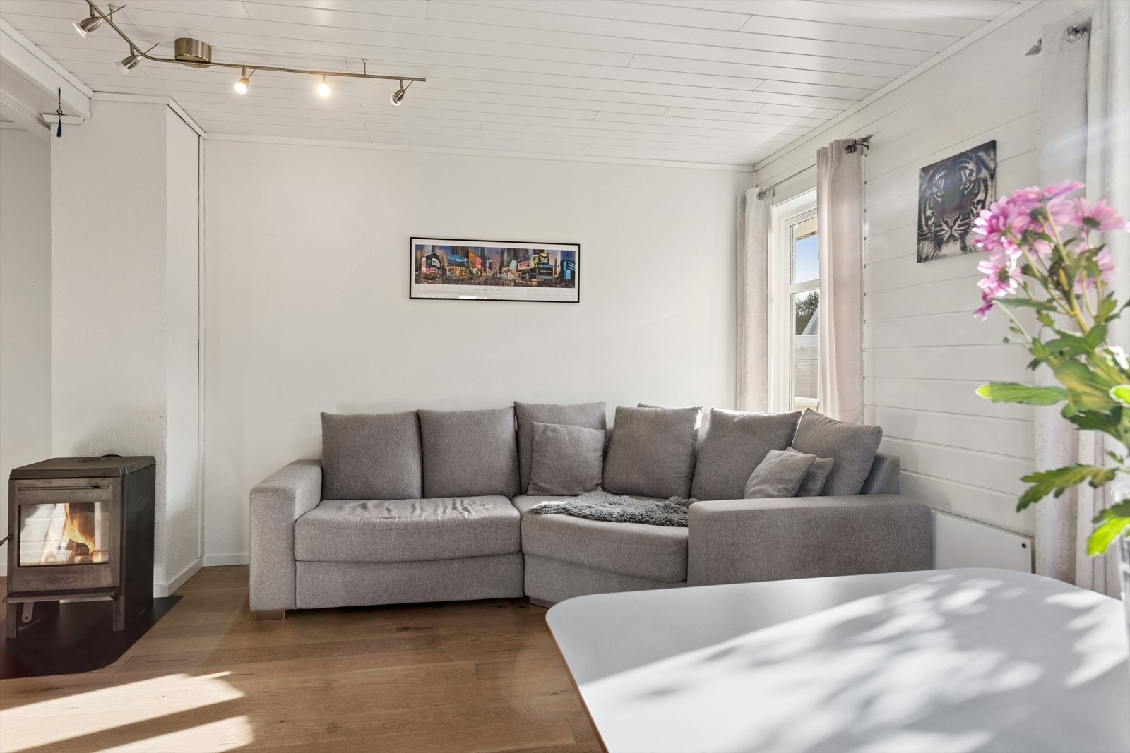 Peisovn i stuen gir god varme og hygge til de kalde dagene. Galleribilde