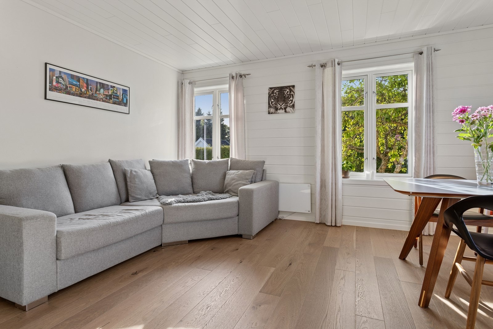 Det er nytt gulv i stue og gang i 2024. Galleribilde